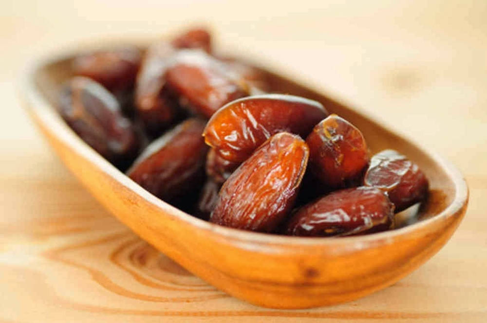 dried dates, wooden plate, shallow wooden bowl, SD Desktop Wallpaper