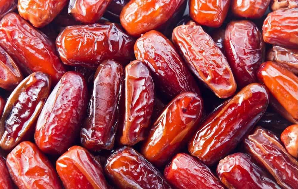 Dates, glossy red, wrinkled skins, SD Desktop Wallpaper