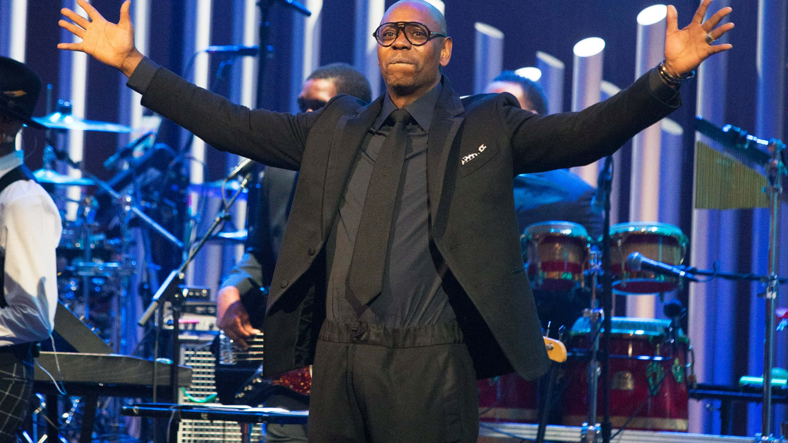Dave Chappelle, black suit, glasses, 2K Desktop Wallpaper