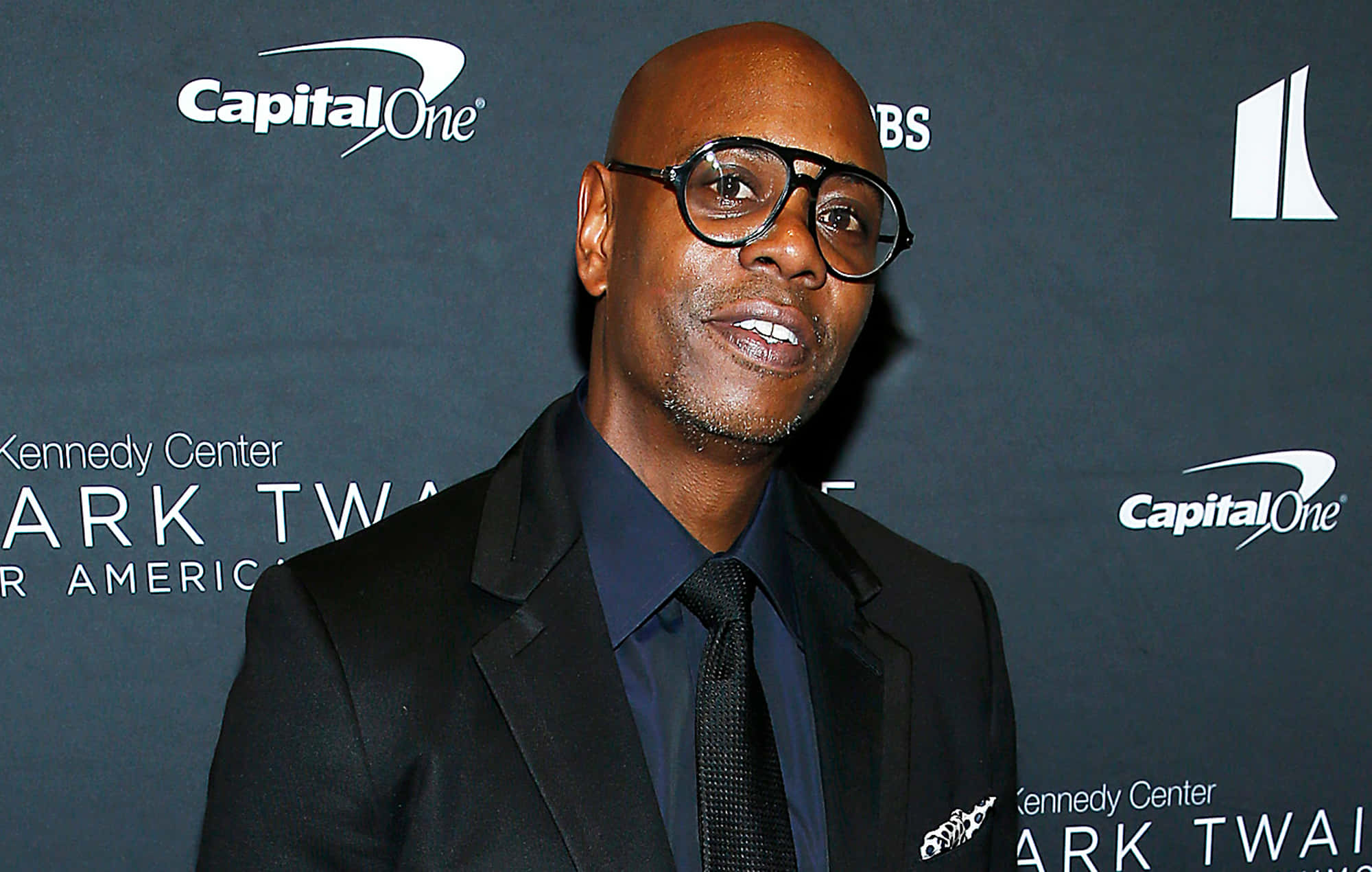 Dave Chappelle, black suit, branded event backdrop, Full HD Desktop Wallpaper