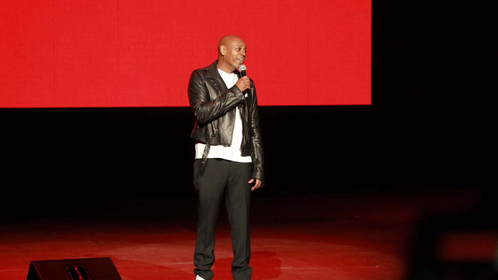 Dave Chappelle, black leather jacket, microphone, Full HD Desktop Wallpaper