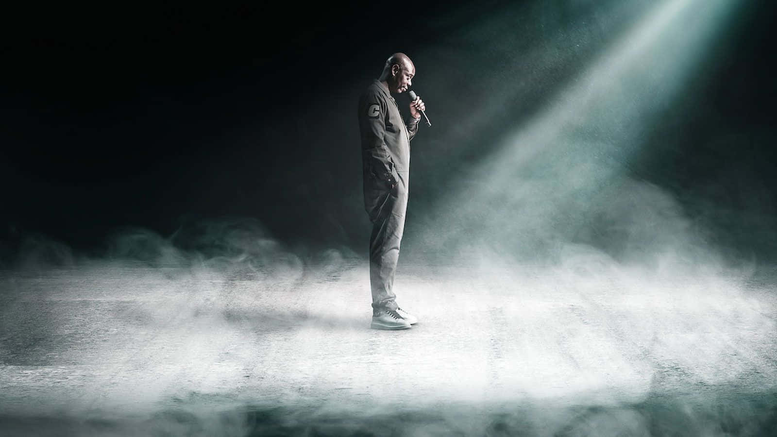 Dave Chappelle, microphone, foggy stage, HD Desktop Wallpaper