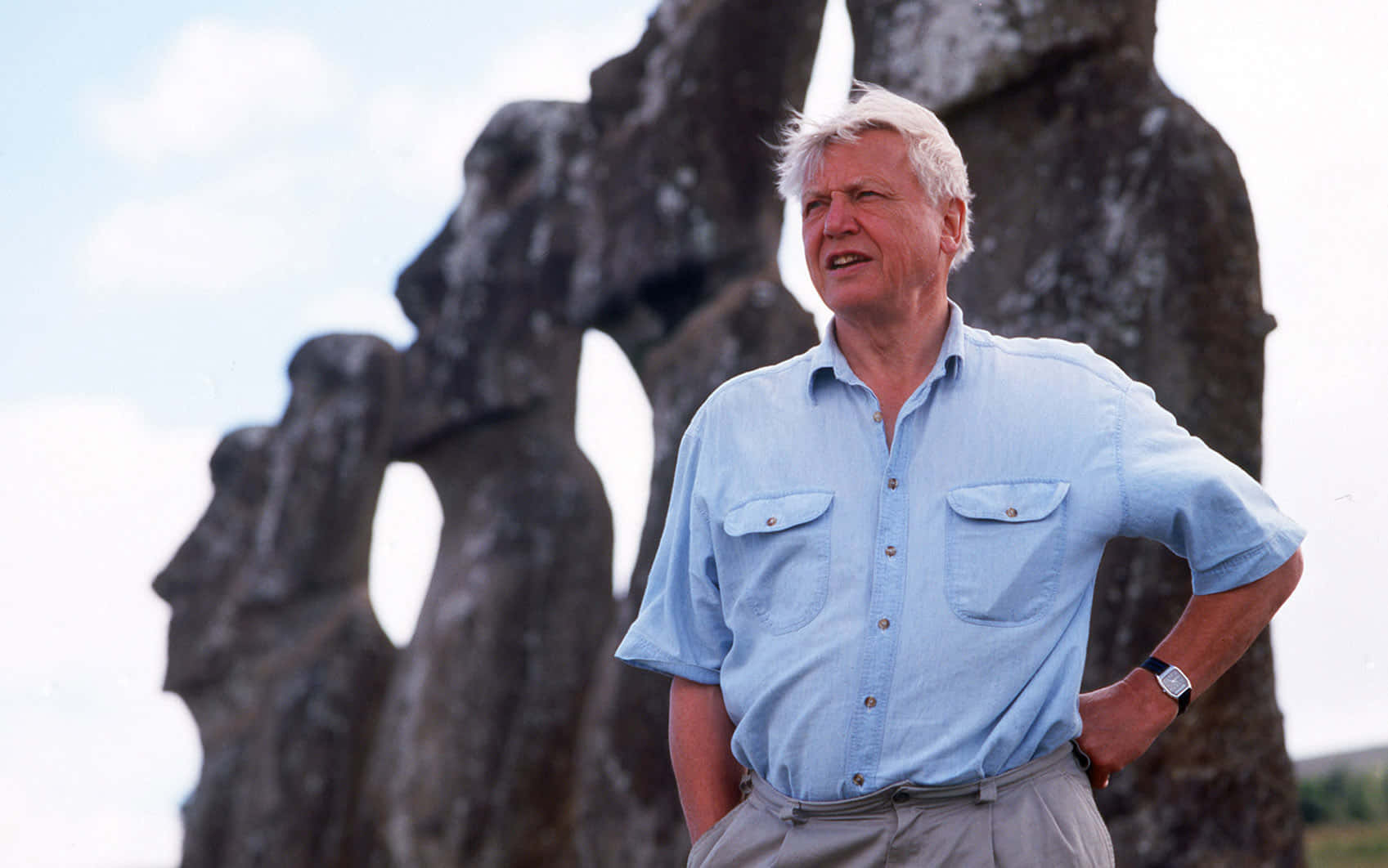David Attenborough, light blue shirt, stone moai statues, HD Desktop Wallpaper