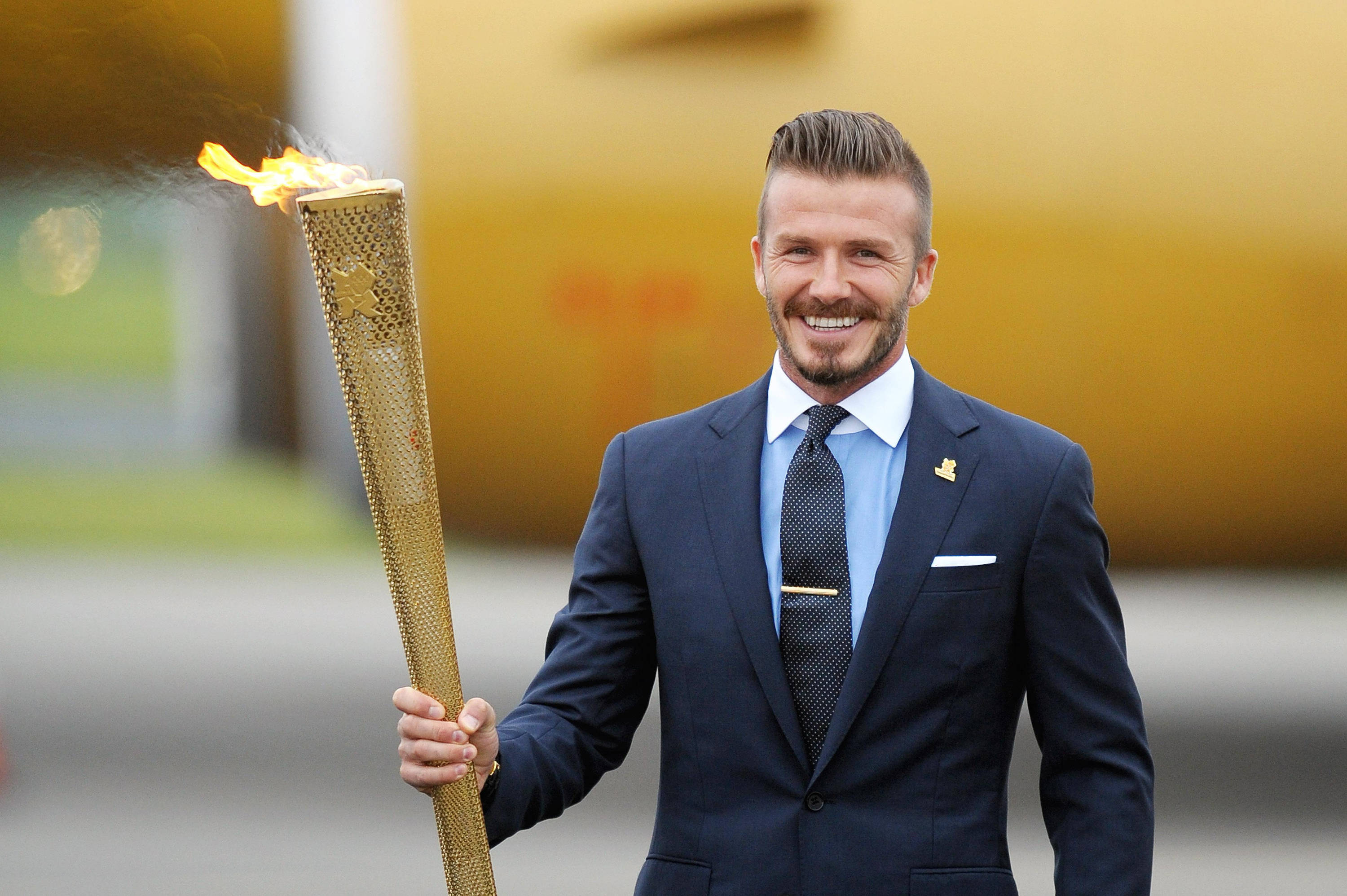 David Beckham, 2012 London Olympics, golden Olympic torch, 2K Desktop Wallpaper