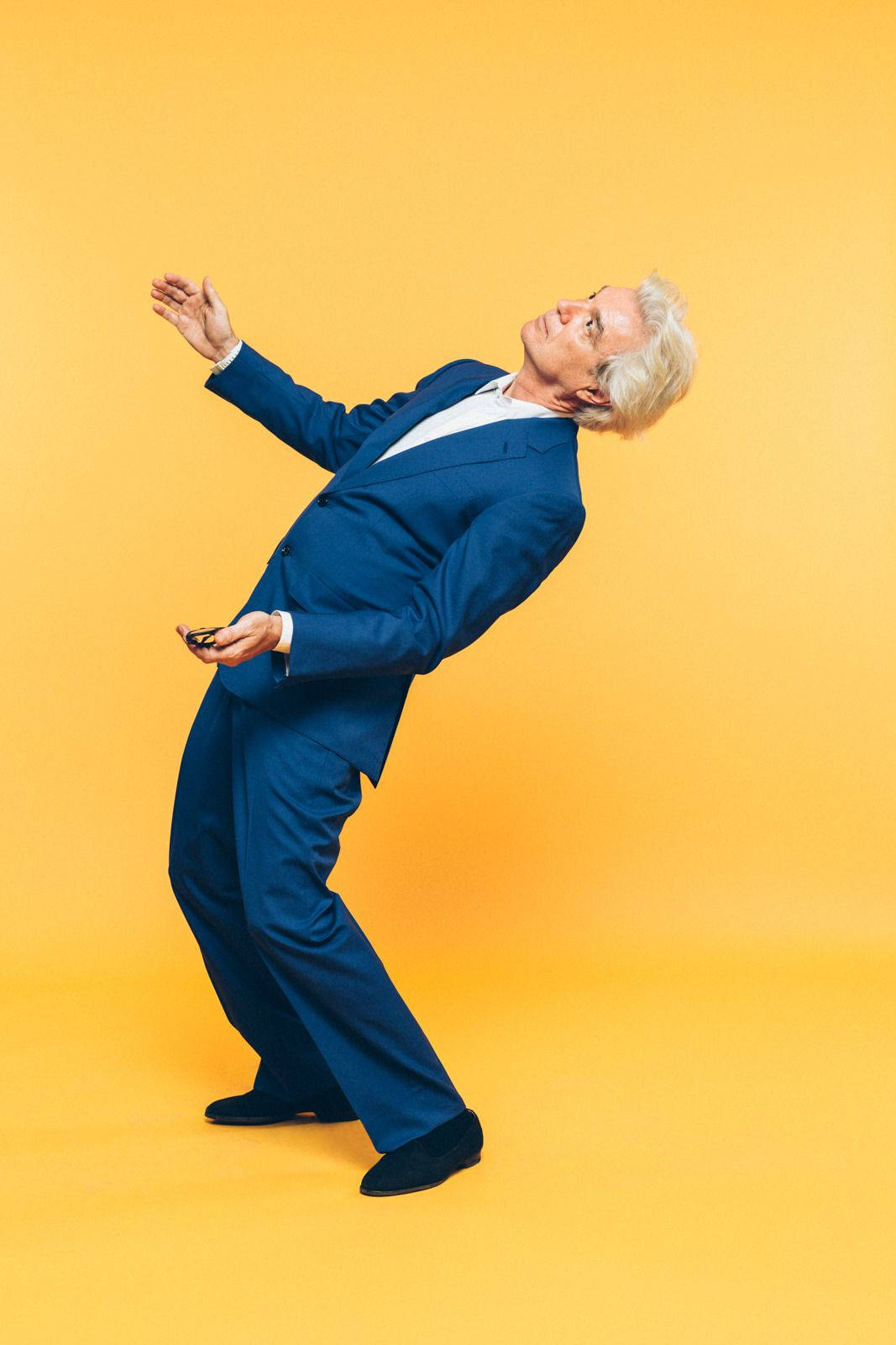 David Byrne, blue suit, yellow background, HD Phone Wallpaper