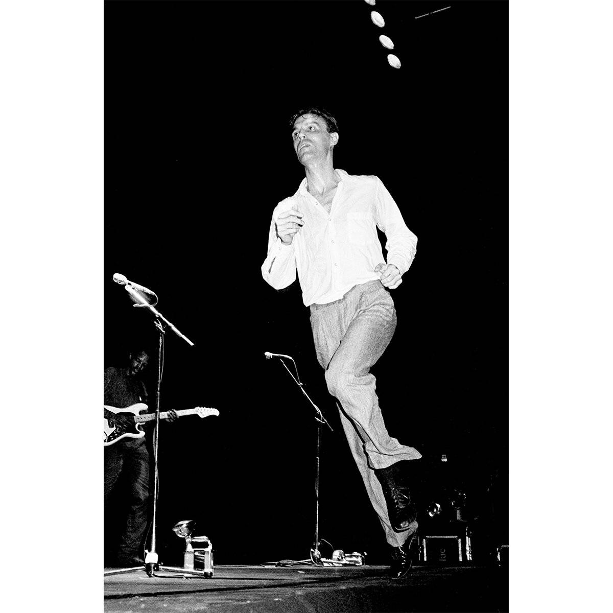 David Byrne, black and white photography, stage, SD Desktop Wallpaper