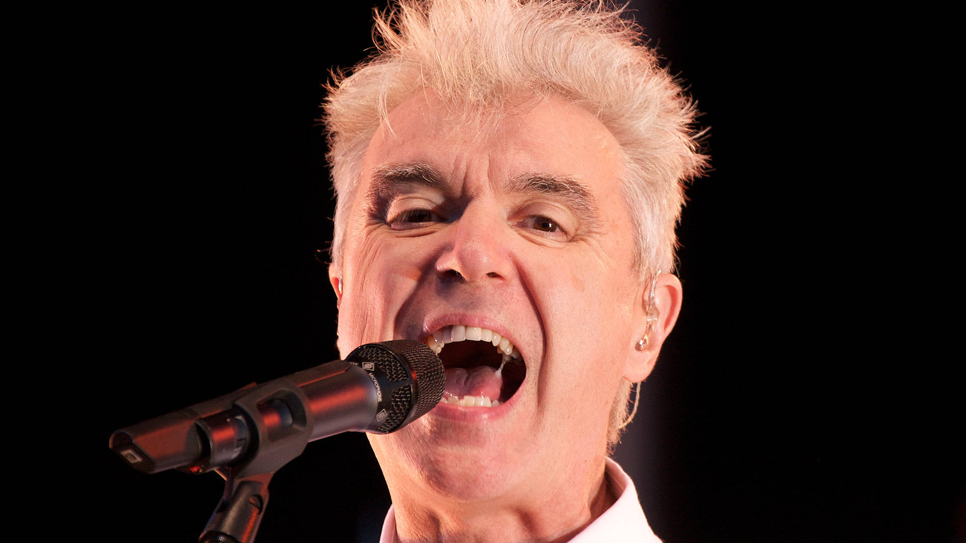 David Byrne, silver-haired, microphone, Full HD Desktop Wallpaper