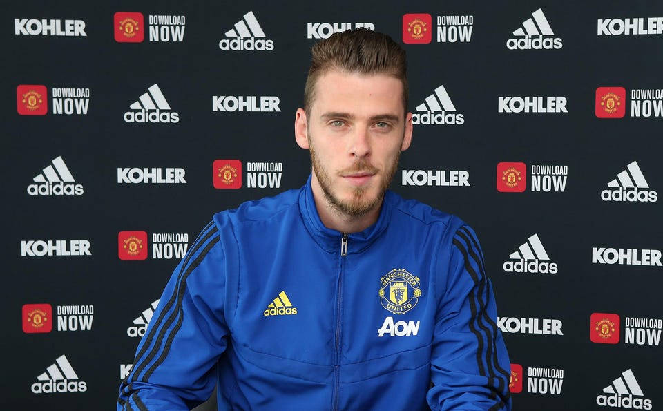 David de Gea, blue Manchester United training jacket, branded backdrop, SD Desktop Wallpaper