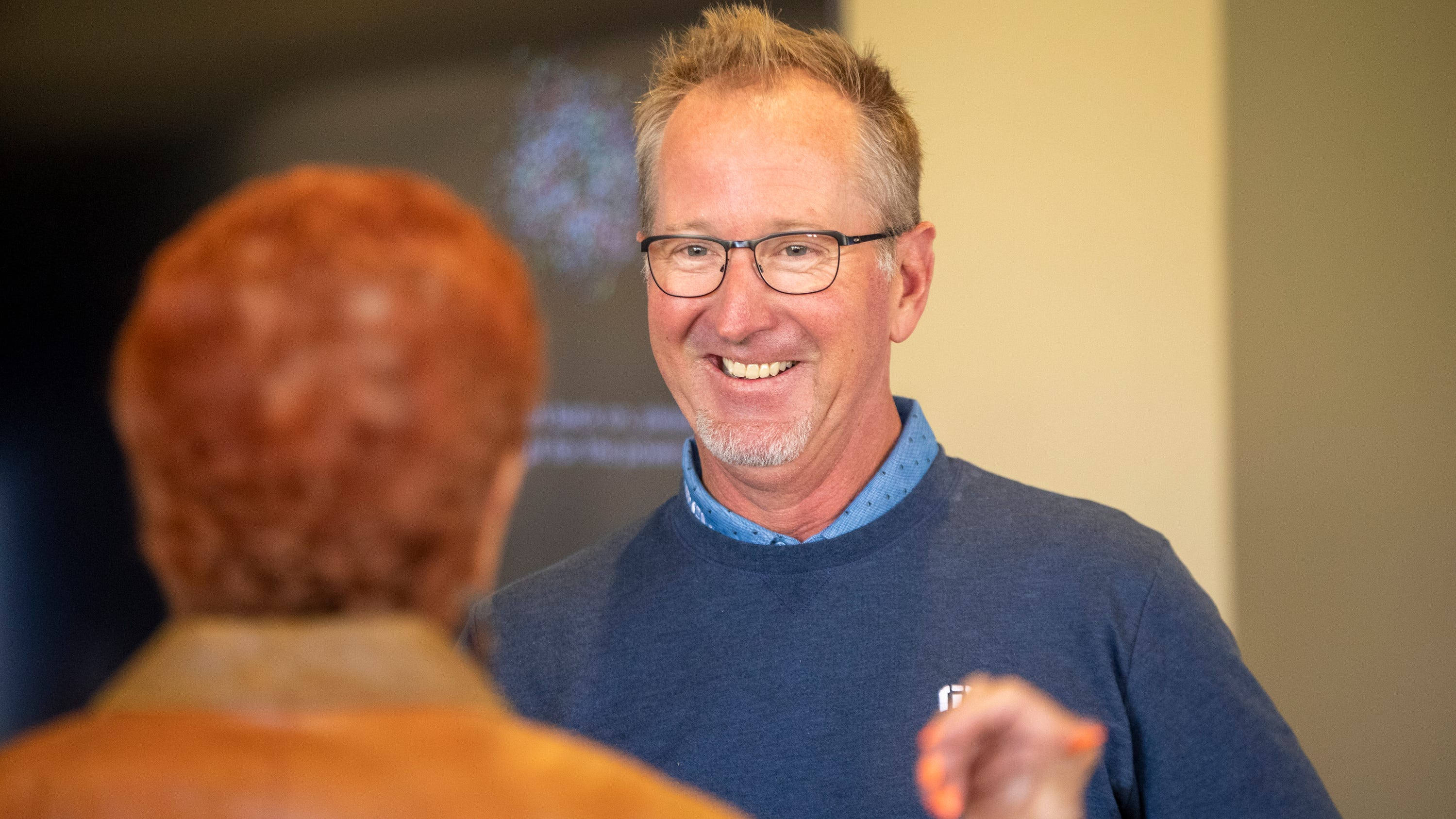 David Duval, glasses, blue sweater, 2K Desktop Wallpaper