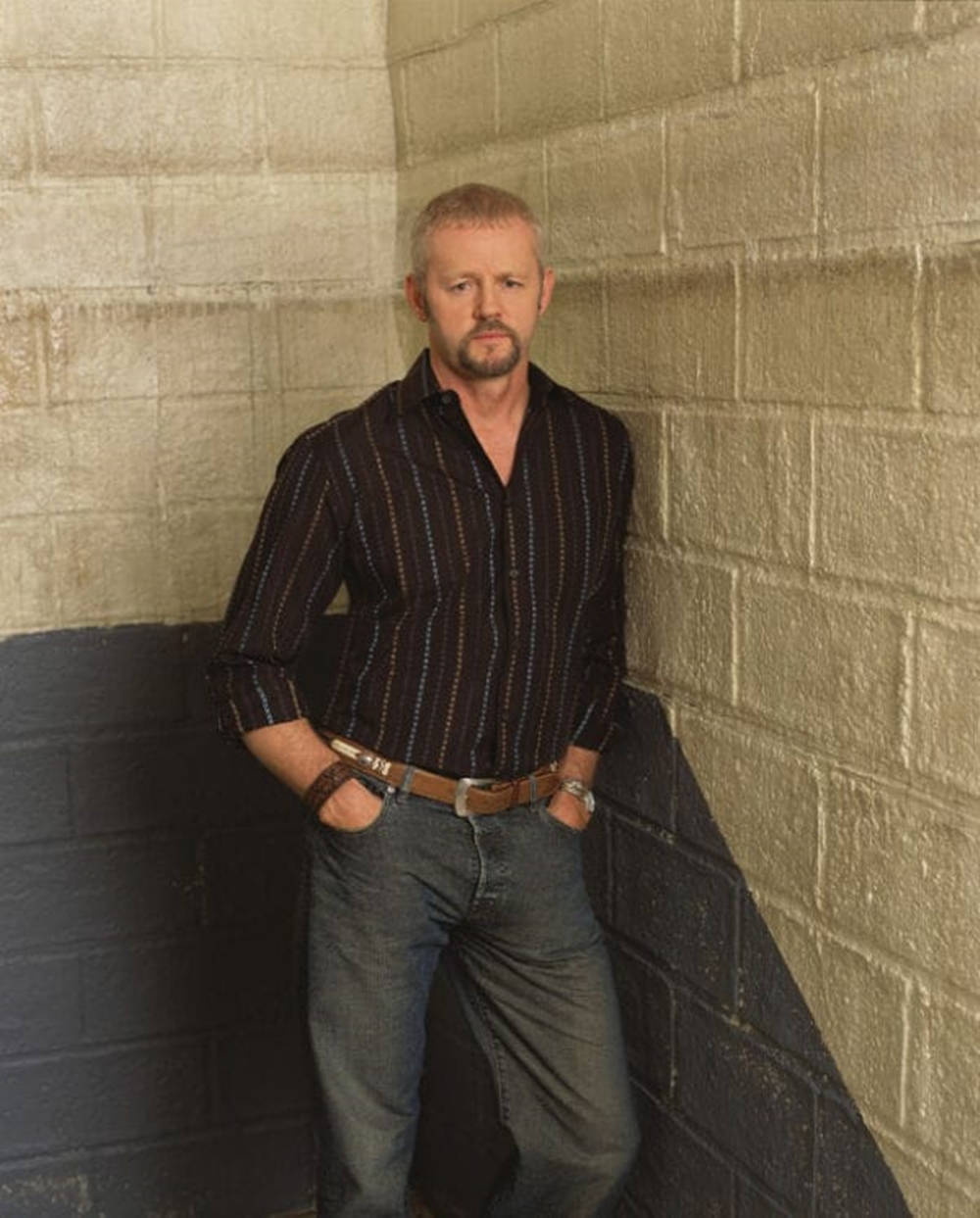 David Morse, striped black top, concrete block wall, SD Phone Wallpaper