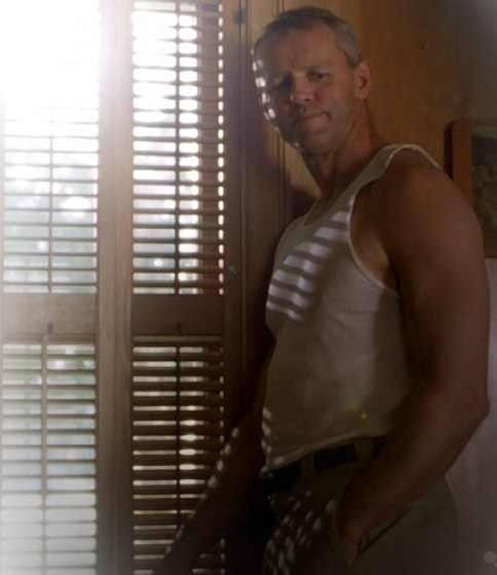 David Morse, white tank top, striped tank top, SD Phone Wallpaper