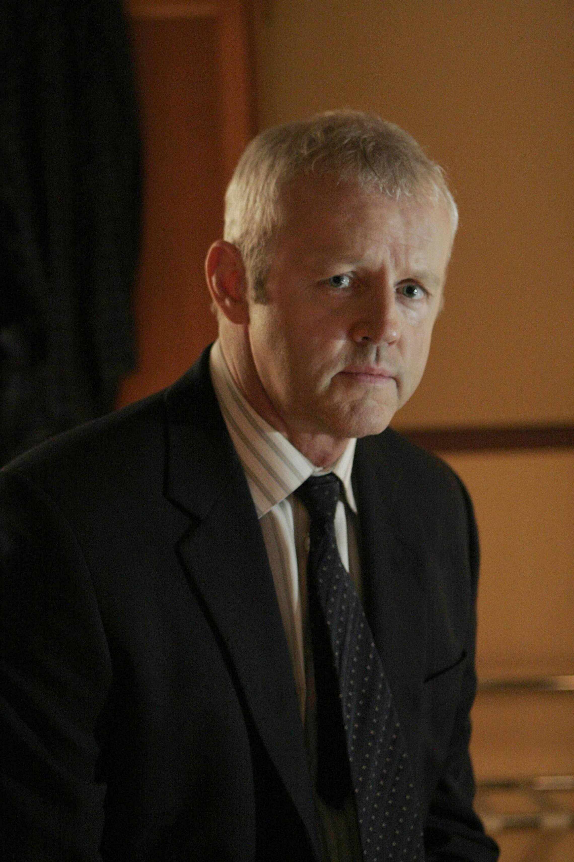 David Morse, black suit, tie, 2K Phone Wallpaper