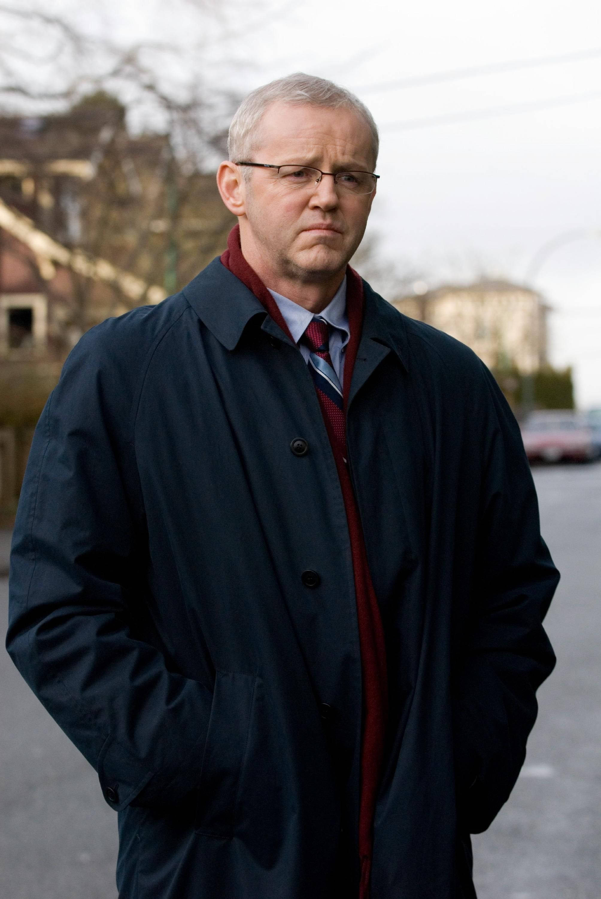 David Morse, big black coat, specs, 2K Phone Wallpaper