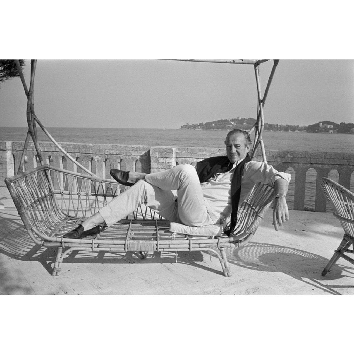 David Niven, wicker swing, sea, SD Desktop Wallpaper