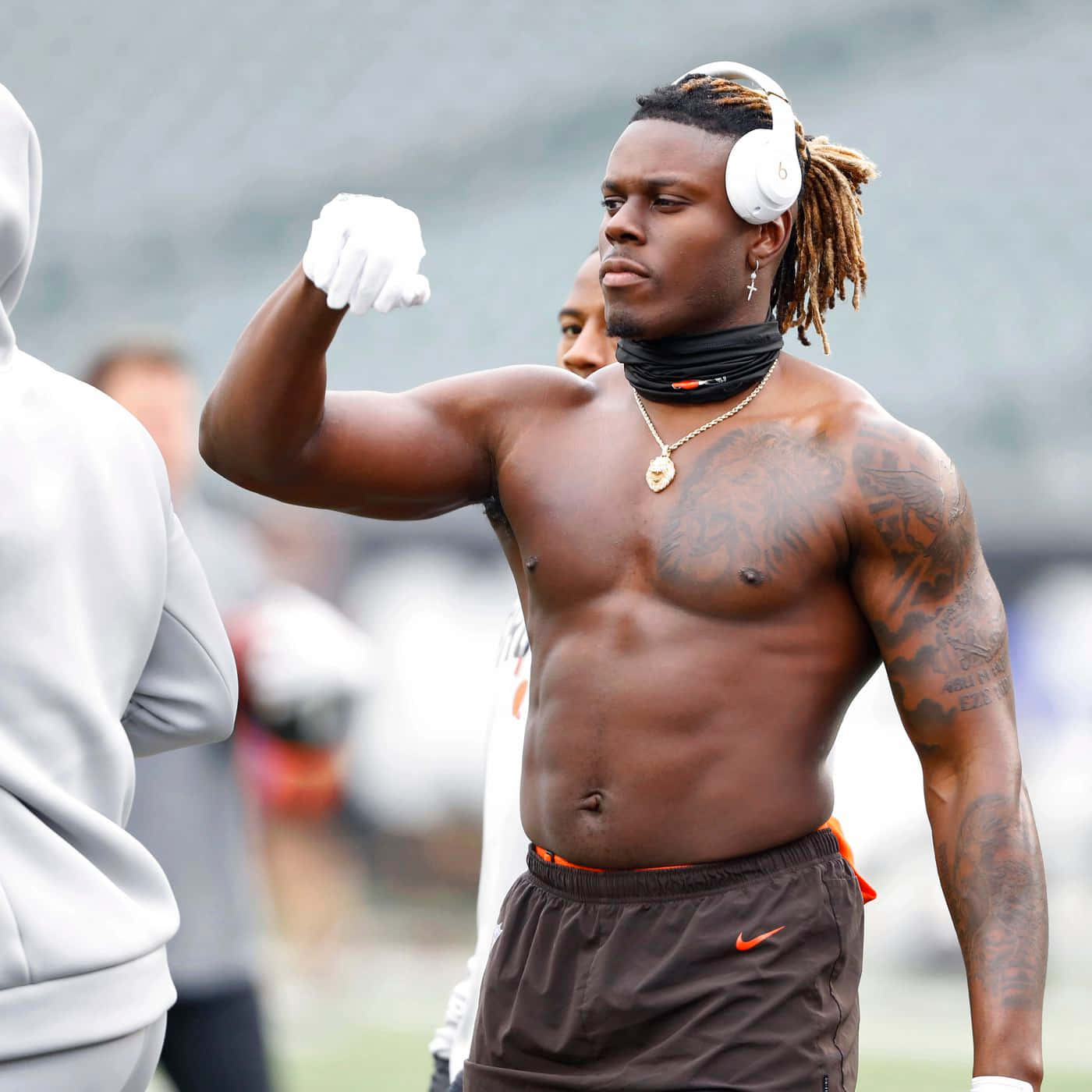 David Njoku, football training session, muscular Black football player, HD Desktop Wallpaper