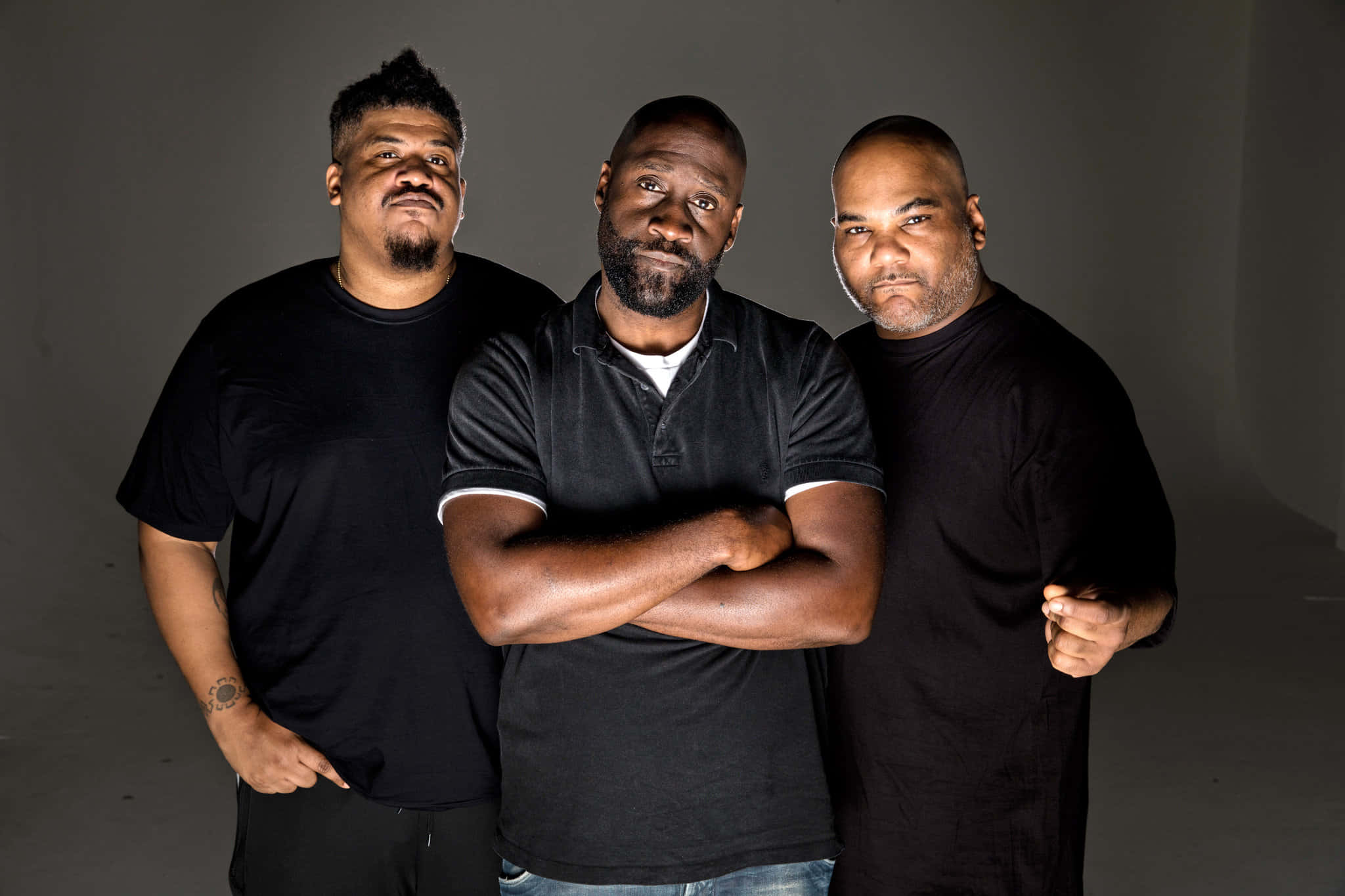 De La Soul, black shirts, gray studio backdrop, Full HD Desktop Wallpaper