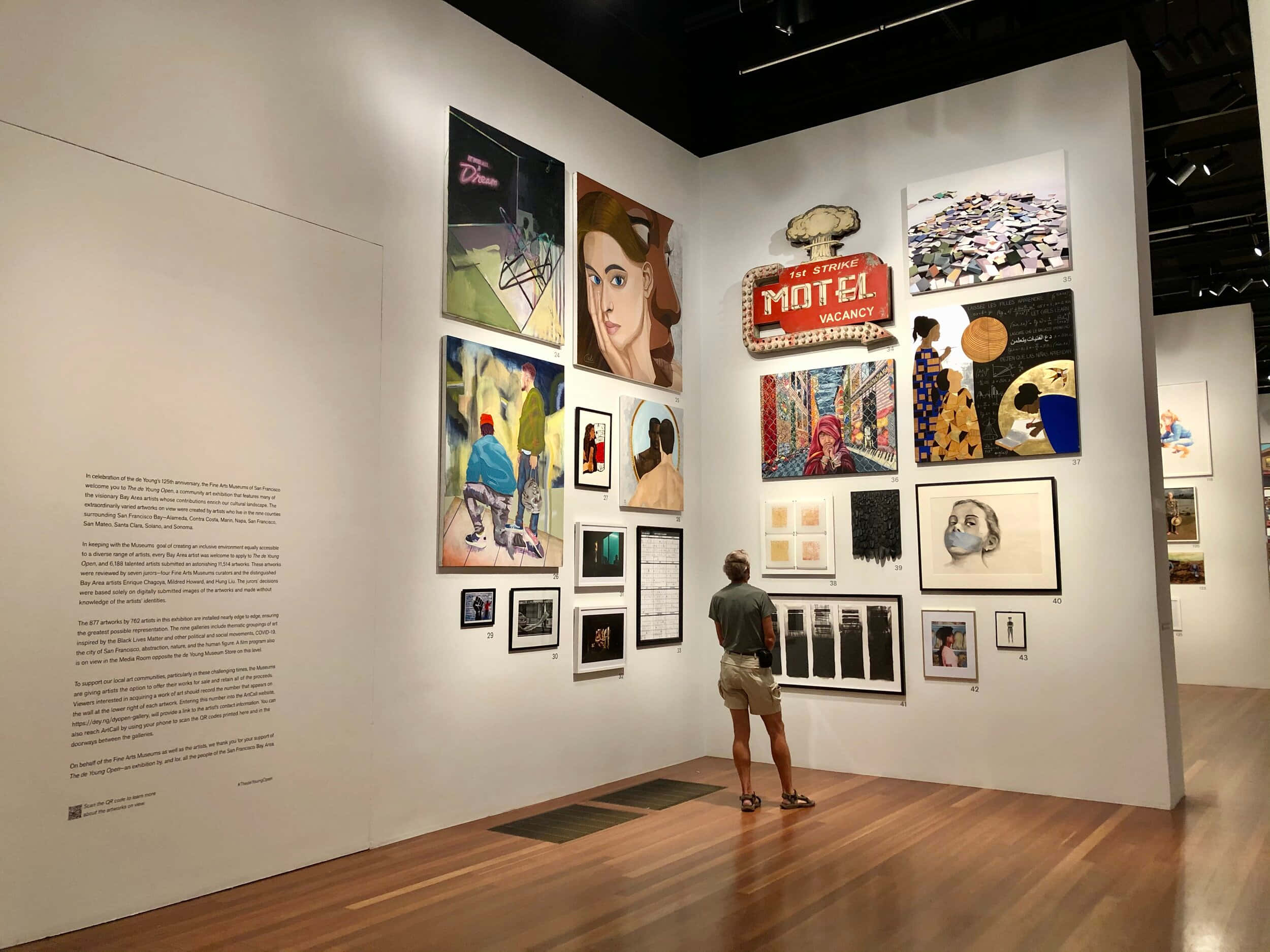 De Young Fine Arts Museum, white gallery walls, bright lights, Full HD Desktop Wallpaper