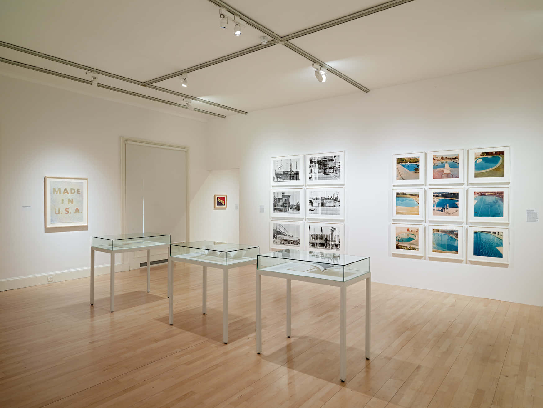 modern art gallery, exhibition room, glass display tables, HD Desktop Wallpaper