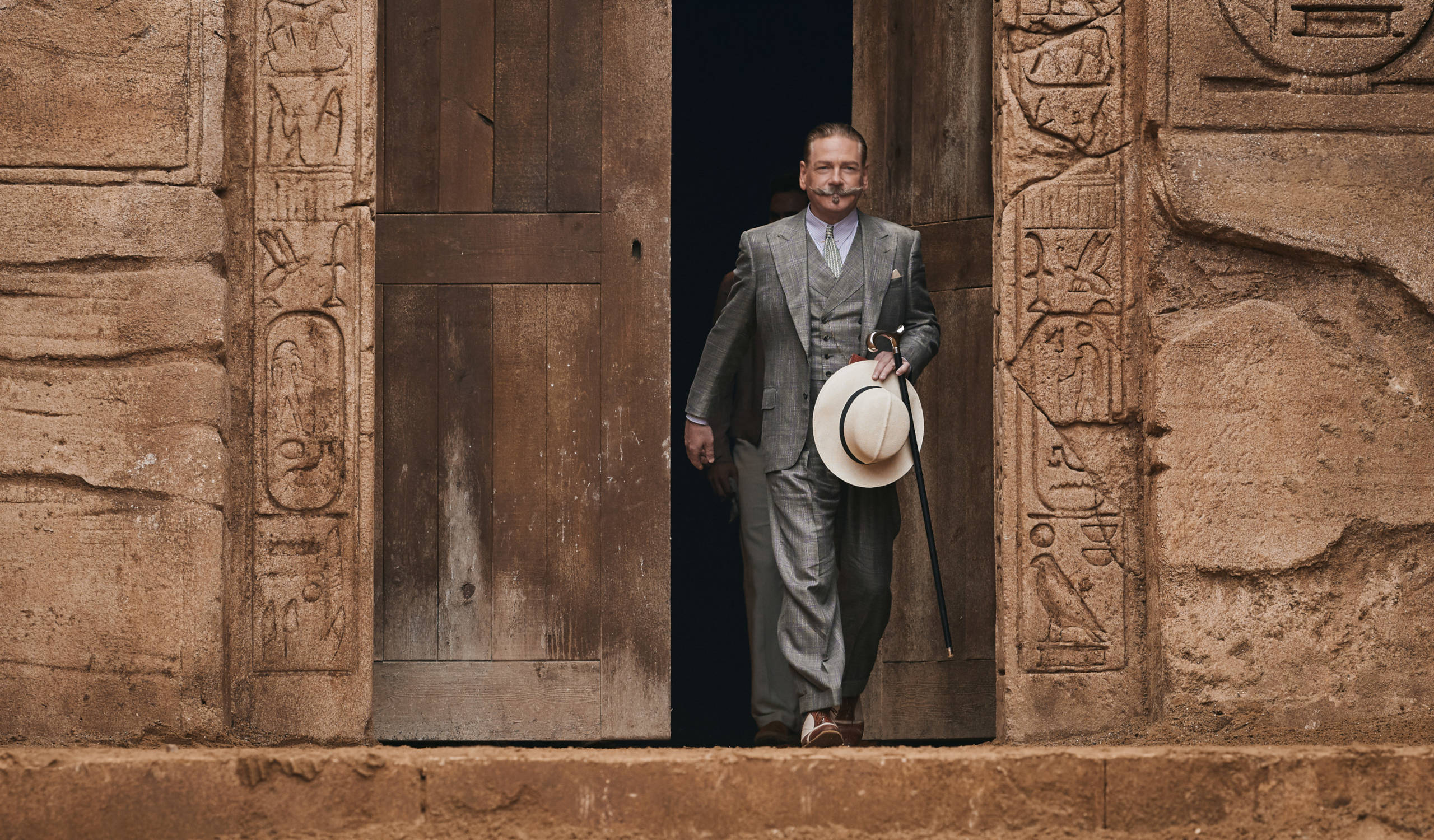 Death On The Nile, grey suit, white hat, 2K Desktop Wallpaper
