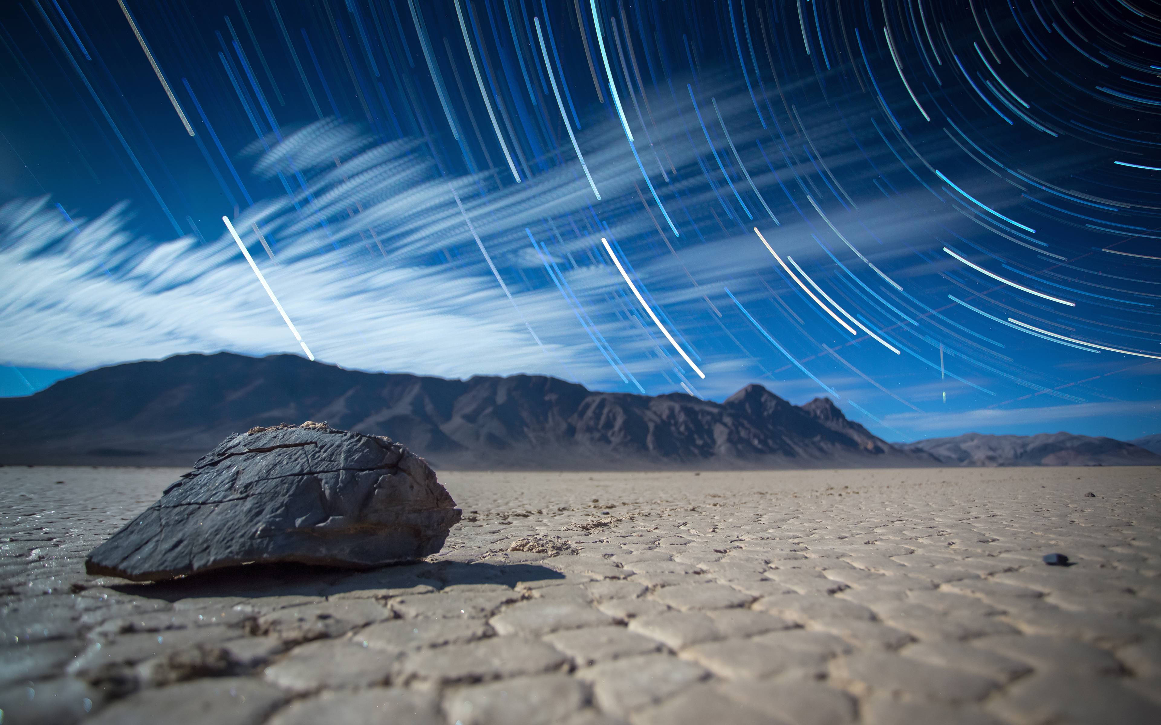 stars light trails, Death Valley, cracked desert ground, 4K Desktop Wallpaper