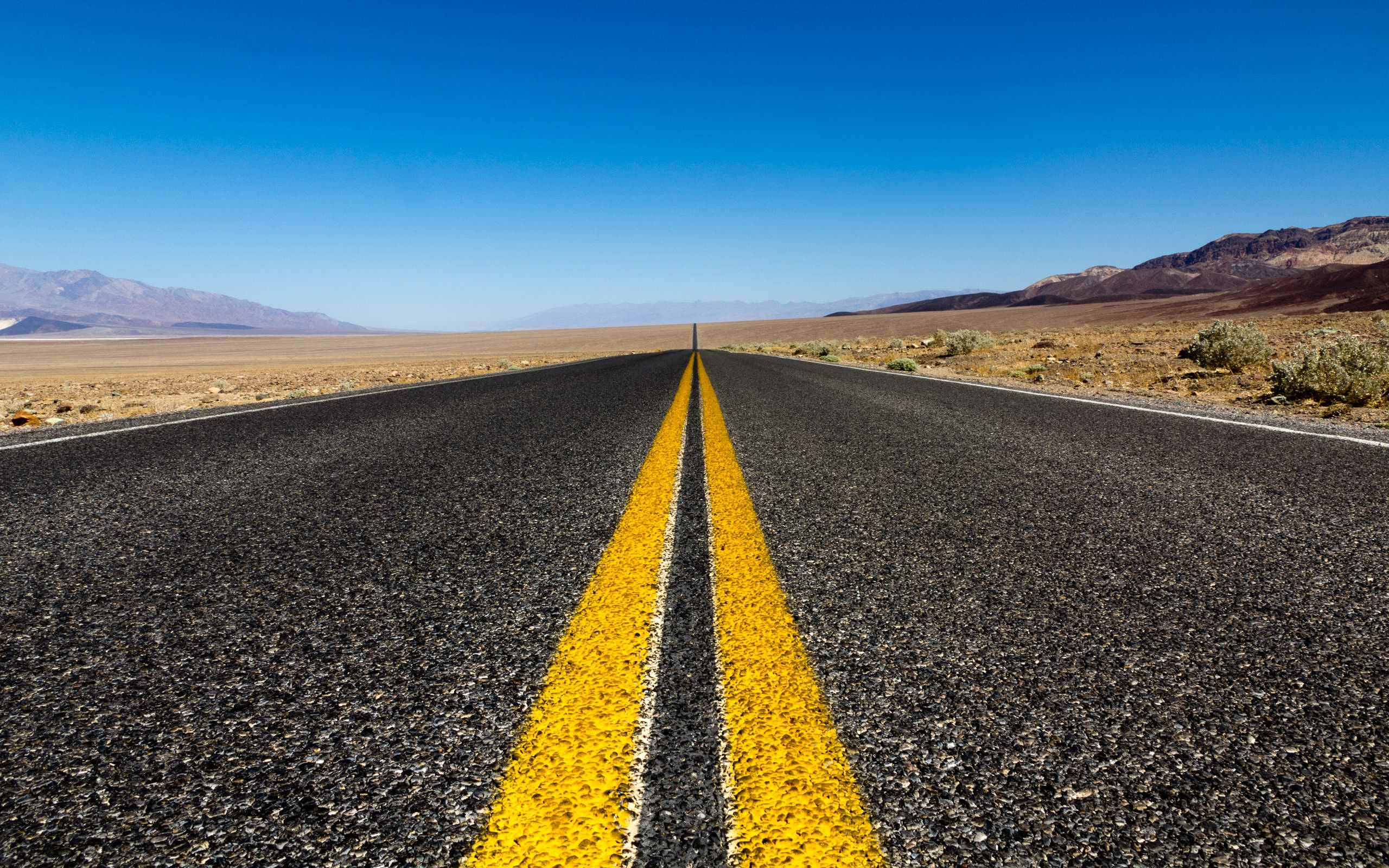 Death Valley, asphalt road, yellow lines, 2K Desktop Wallpaper