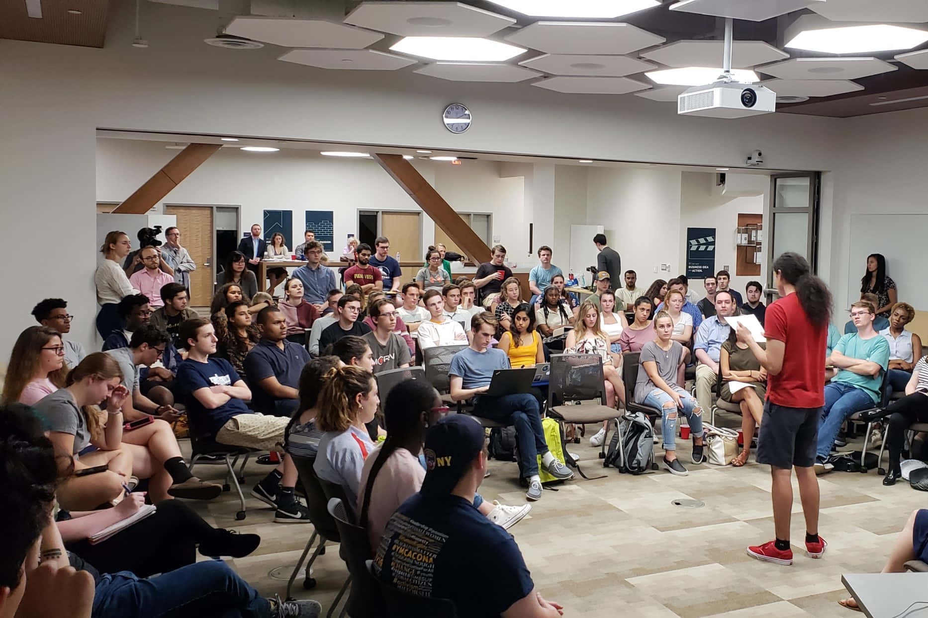 college debate session, modern lecture hall, diverse group of students, HD Desktop Wallpaper