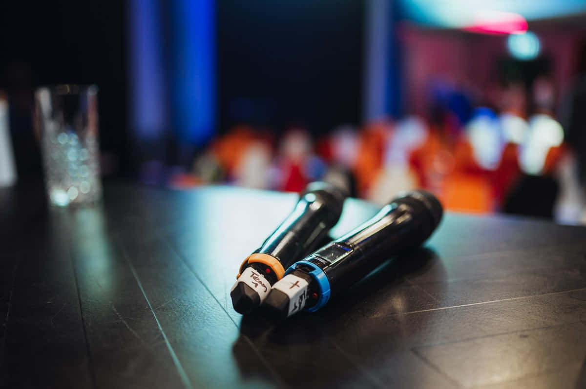 Debate, colored bands, dark wooden table, SD Desktop Wallpaper