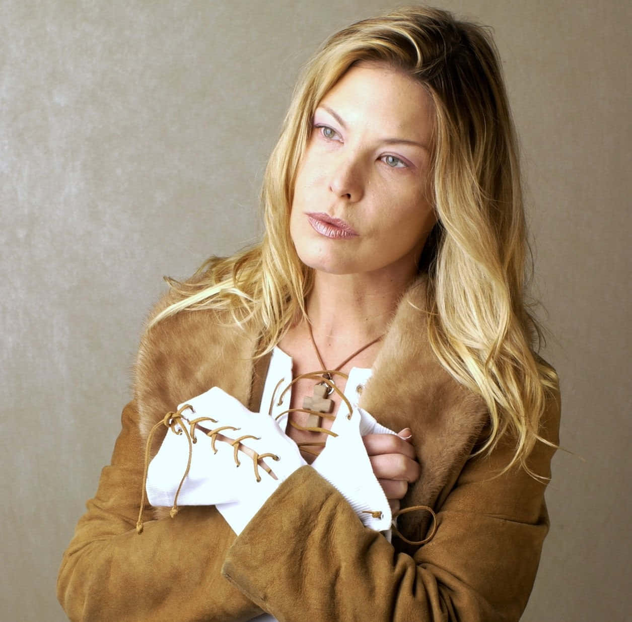 Deborah Kara Unger, blonde hair, brown fur-trimmed coat, SD Desktop Wallpaper