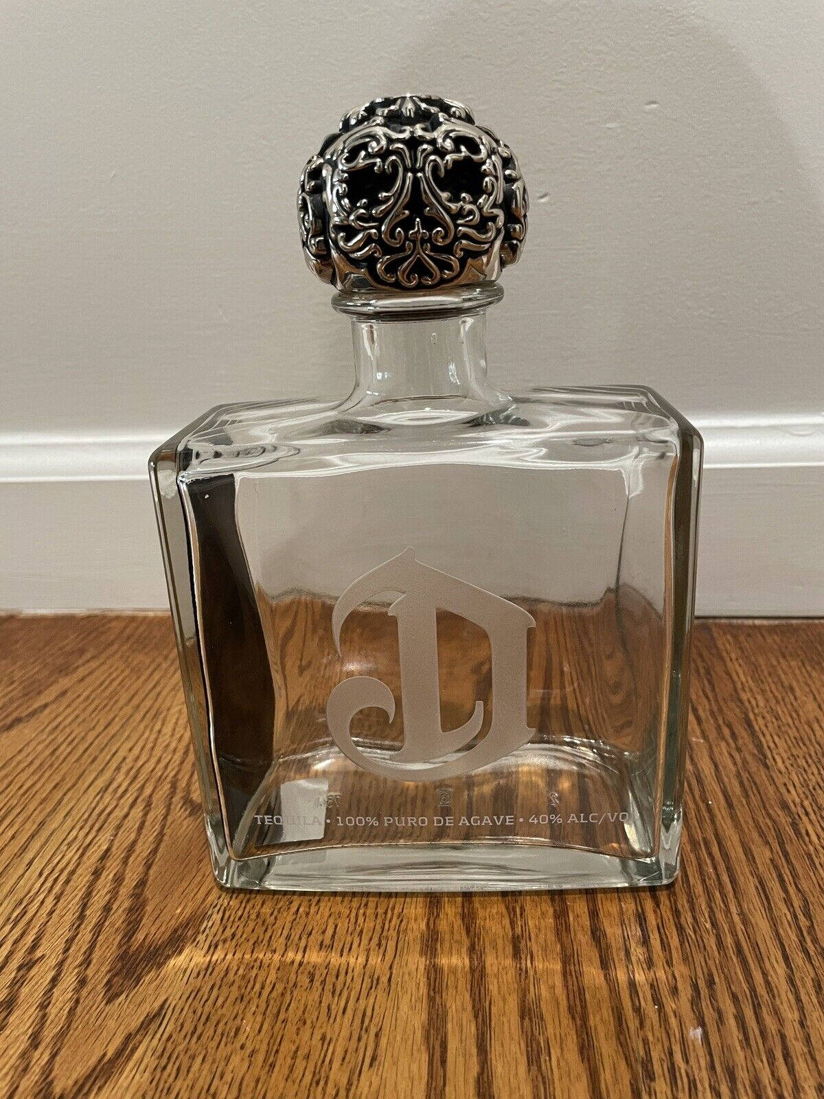 Deleon tequila, clear square tequila decanter, ornate silver cap, HD Phone Wallpaper