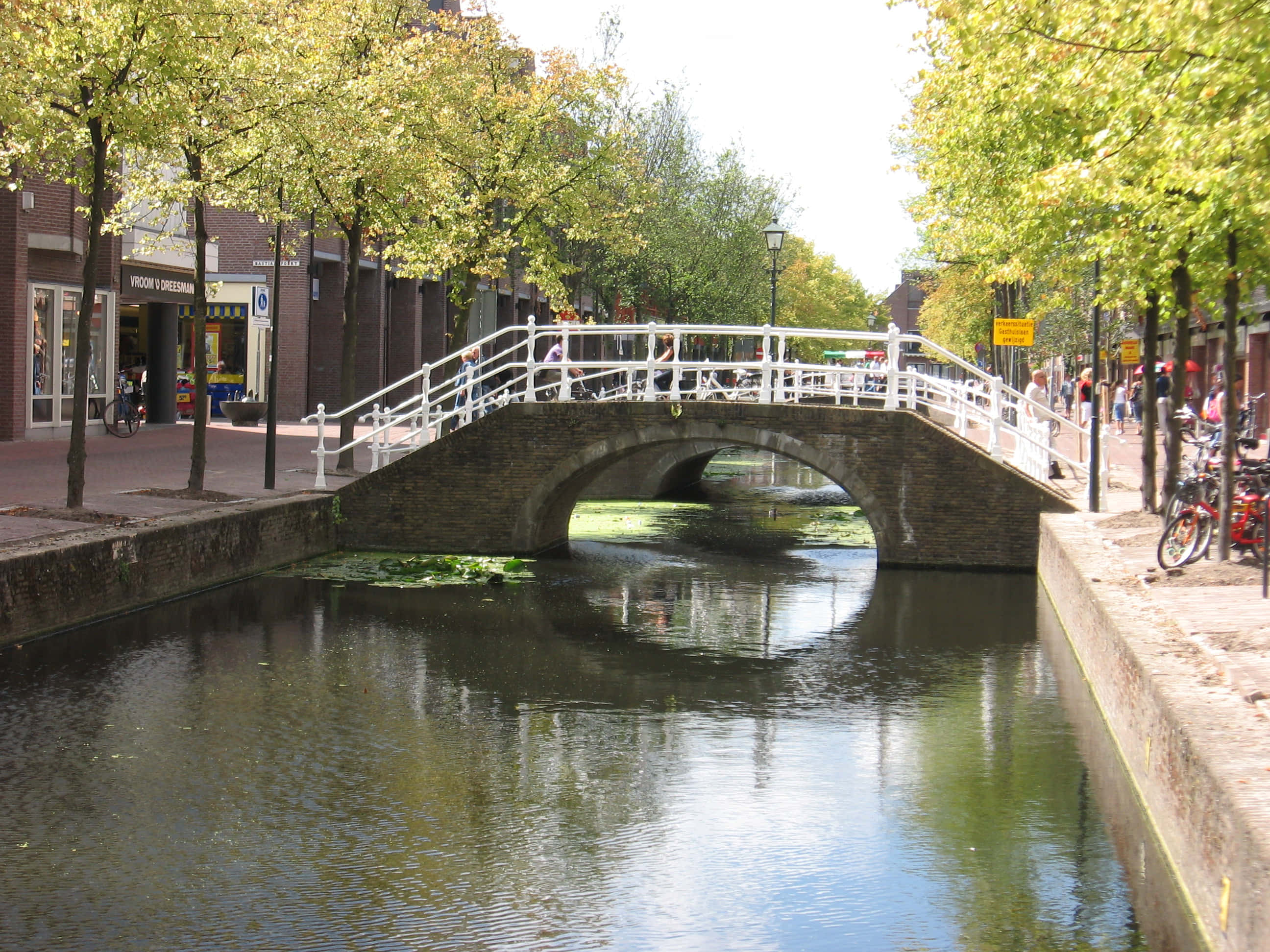 Delft, canal bridge, autumn, 2K Desktop Wallpaper