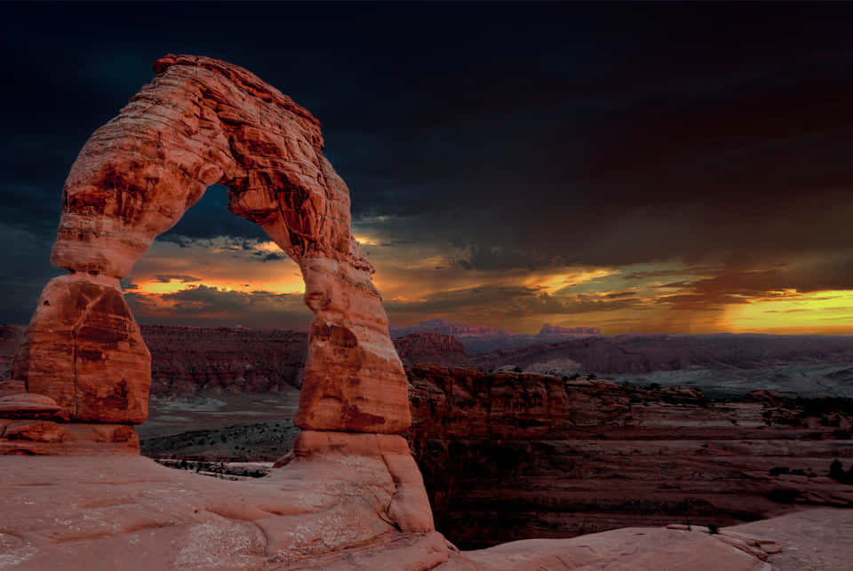 Delicate Arch, twilight sky, desert canyon, SD Desktop Wallpaper