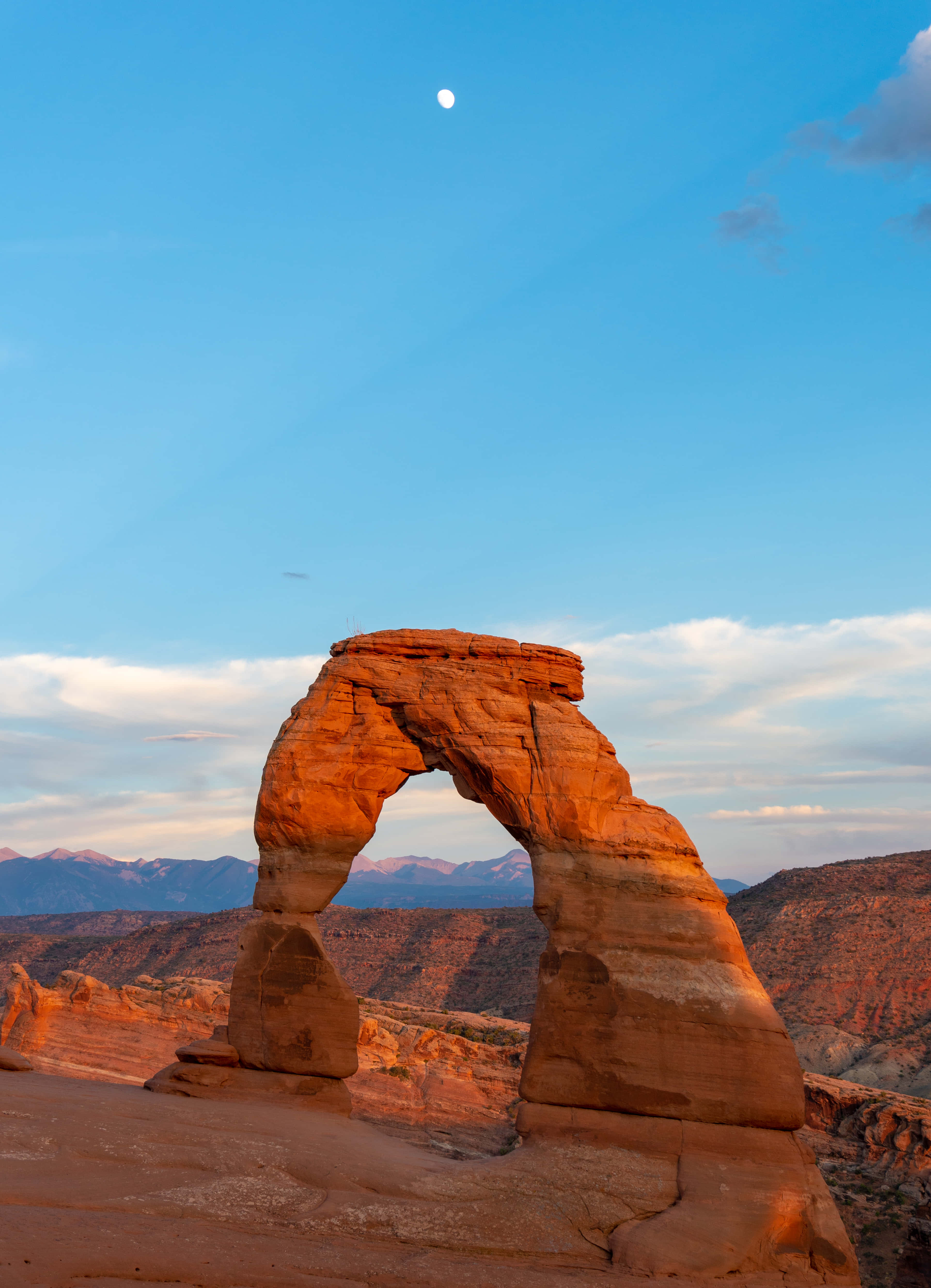 Delicate Arch, red sandstone, warm light, 4K Phone Wallpaper