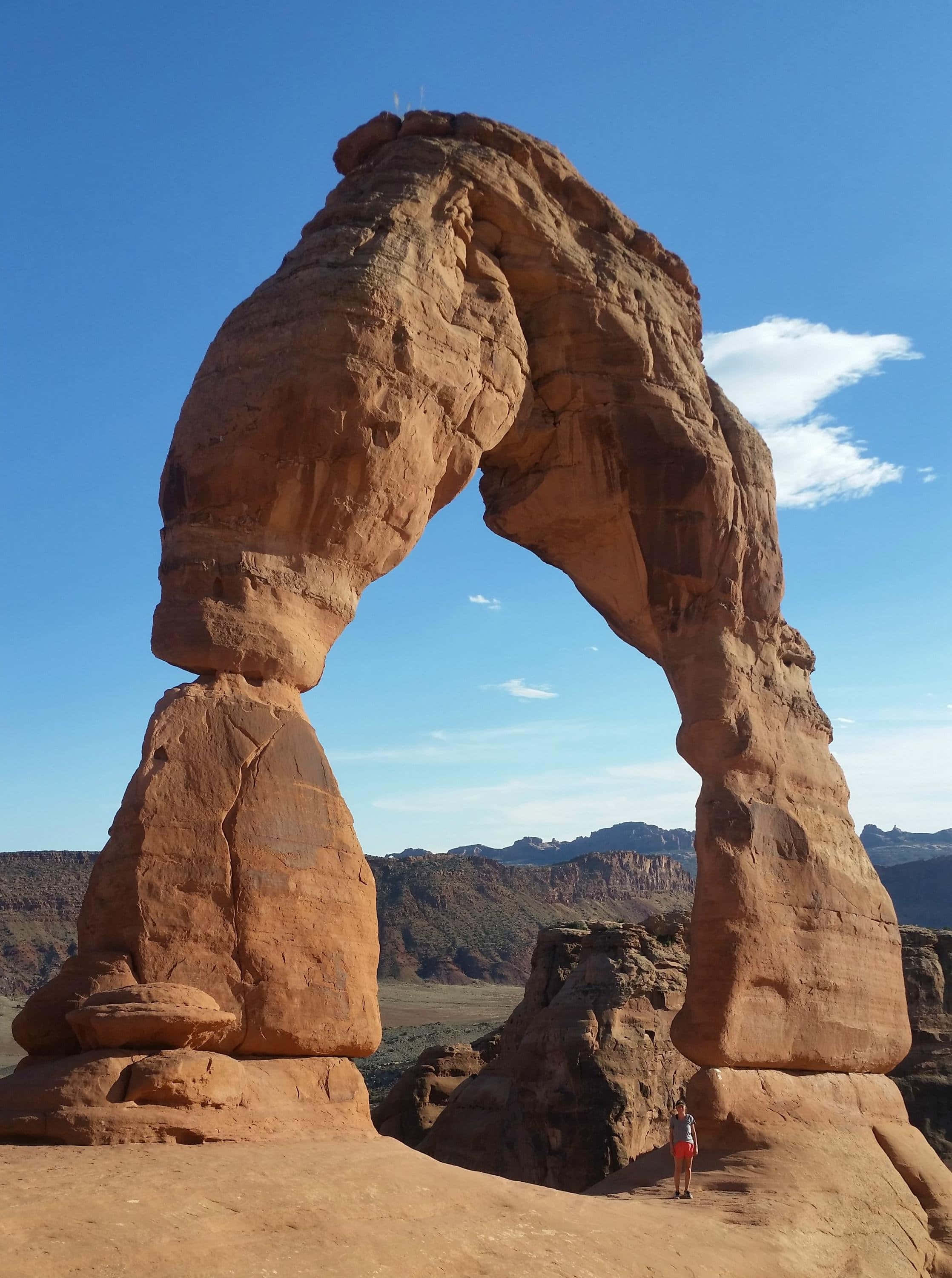 Delicate Arch, orange sandstone, clear blue sky, 2K Phone Wallpaper