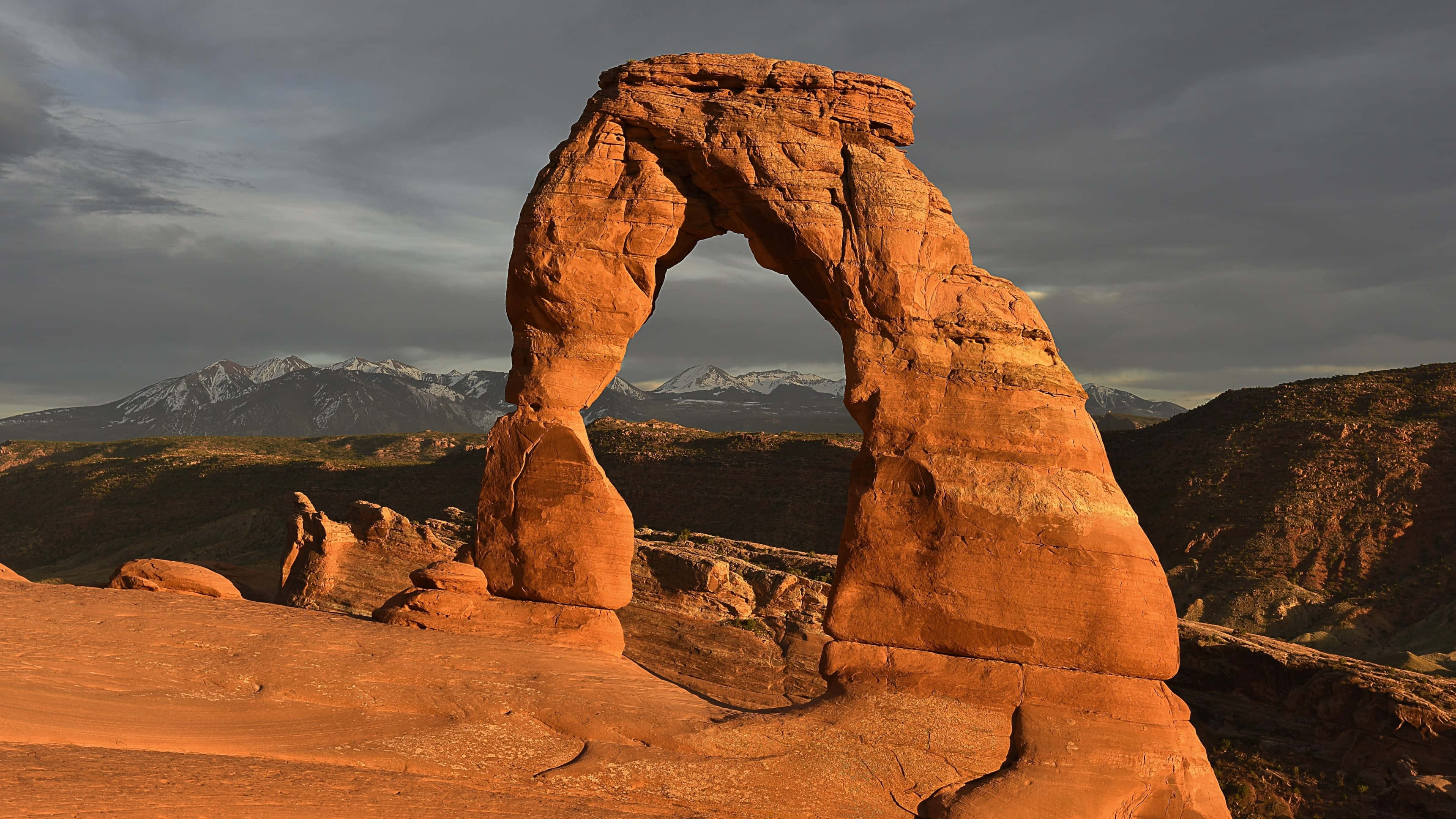 Delicate Arch, red sandstone, cloudy sky, 2K Desktop Wallpaper
