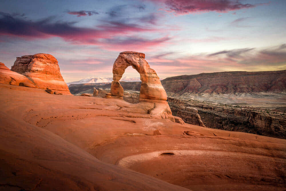 Delicate Arch, sandstone arch, pink and purple sunset sky, SD Desktop Wallpaper