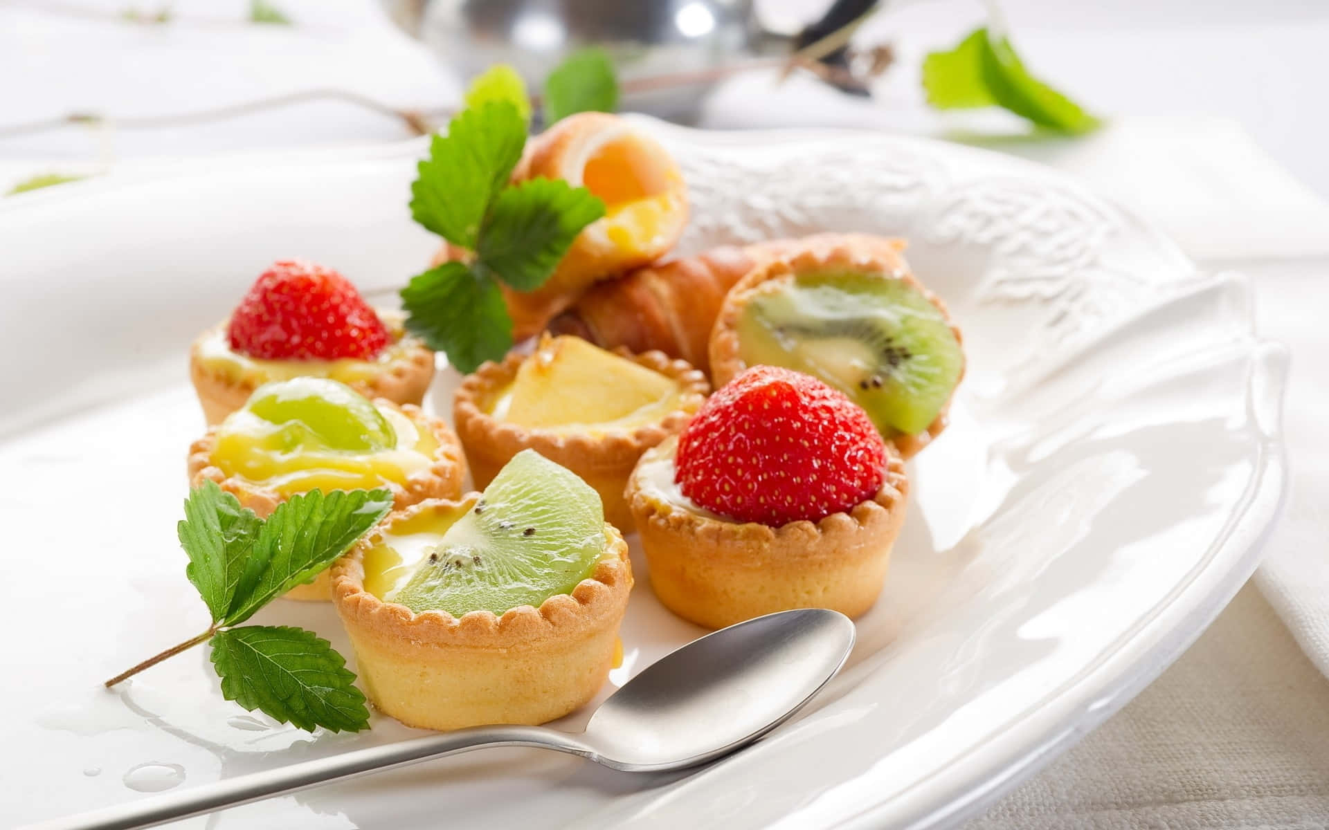 Sweet Fruit Tart Plate, strawberries, kiwi slices, Full HD Desktop Wallpaper