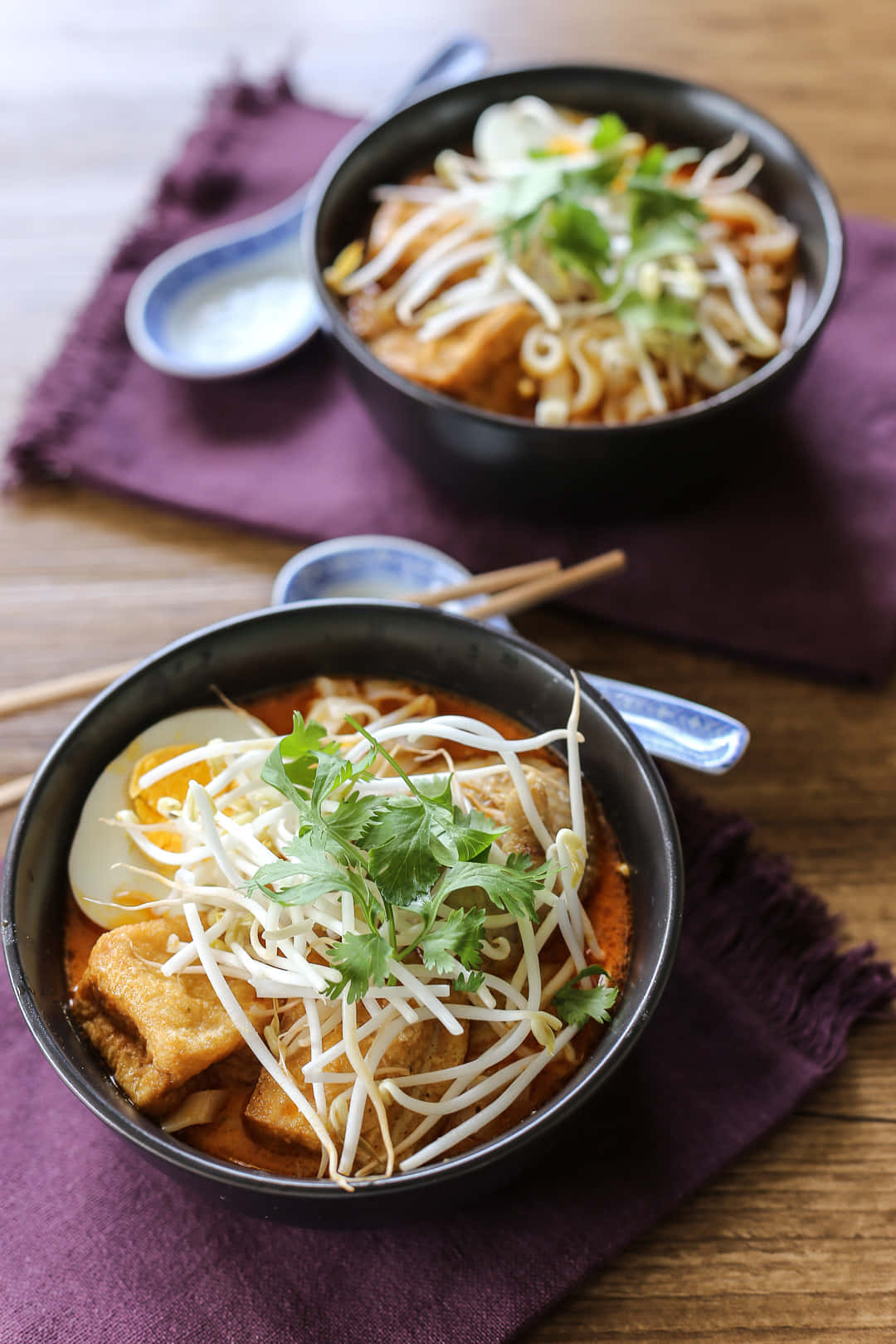 chicken curry laksa, two black bowls, steaming bowls of noodle soup, HD Phone Wallpaper