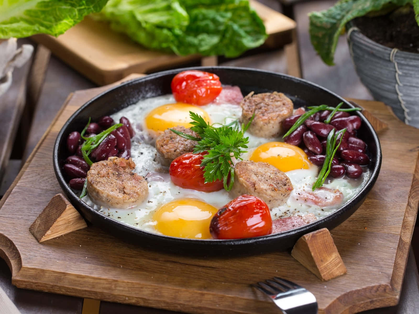 cast iron skillet, sunny side up eggs, sausage, HD Desktop Wallpaper
