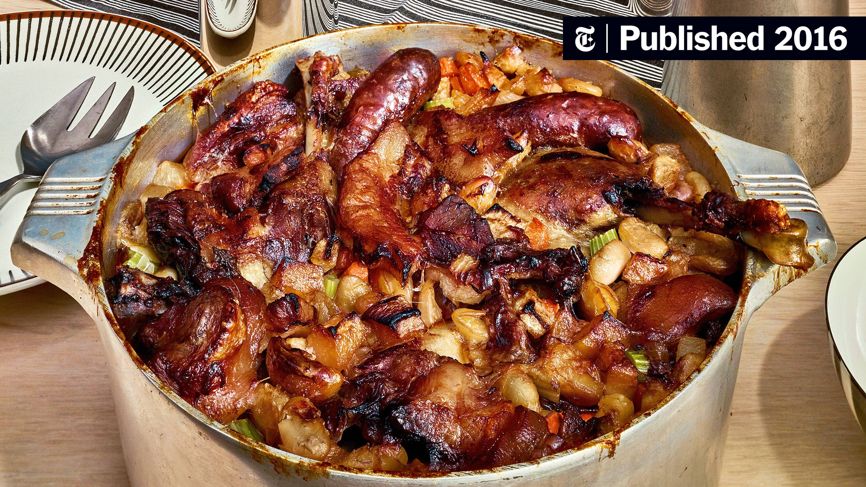 cassoulet, rustic metal pan, caramelized pork, 2K Desktop Wallpaper