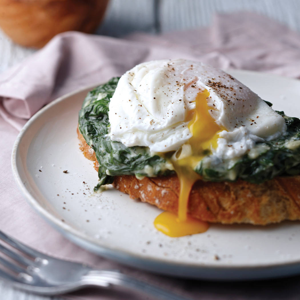 Eggs Benedict, poached egg, runny yolk, SD Desktop Wallpaper