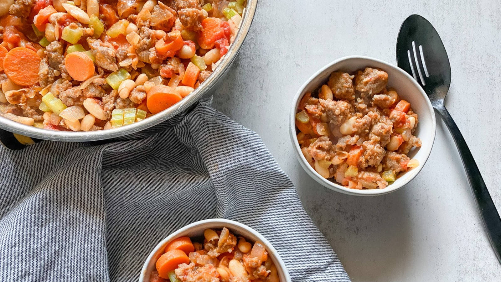 sausage and white bean cassoulet, skillet, carrots, HD Desktop Wallpaper