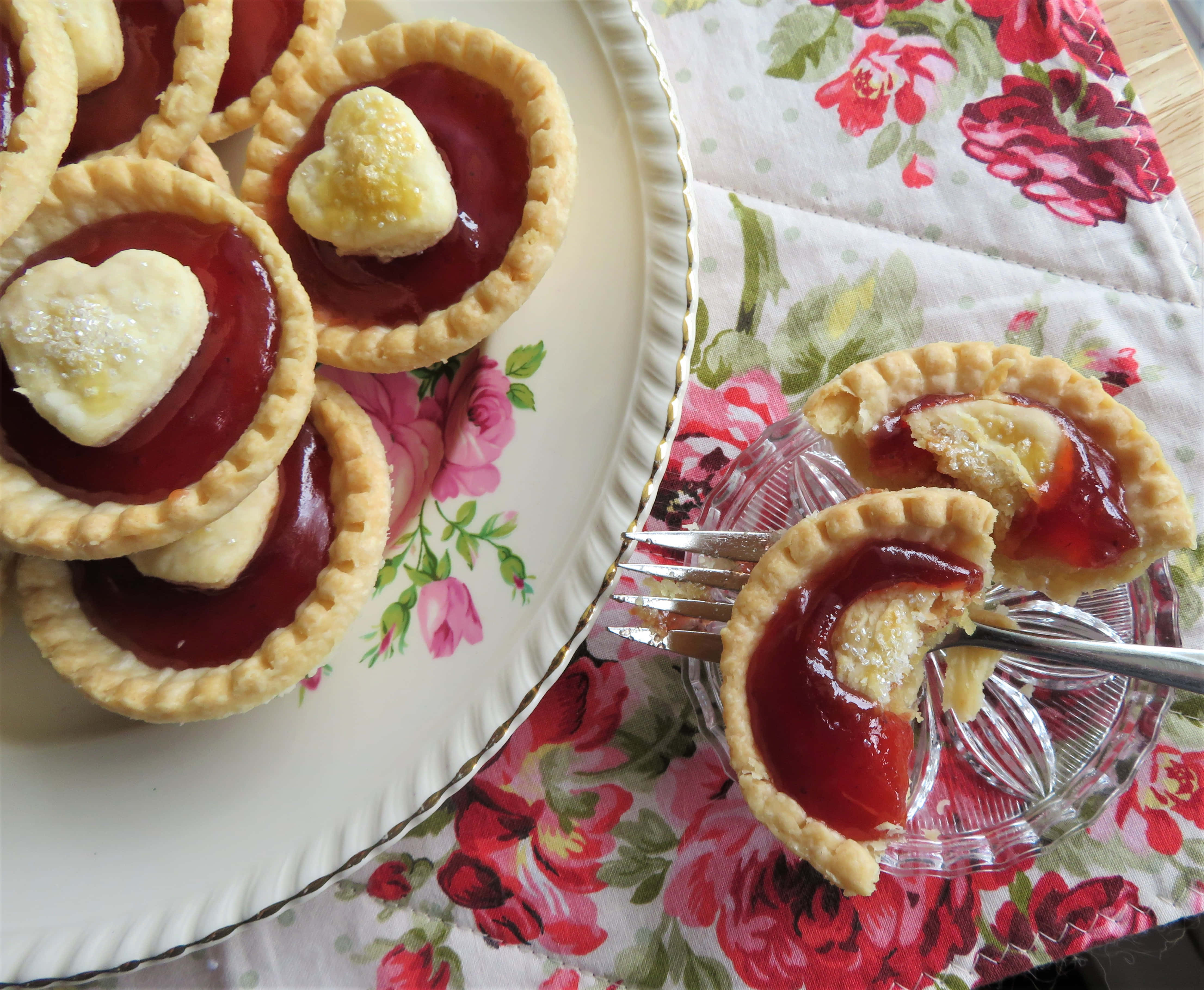 heart mini tart serving, heart-shaped lemon curd, floral plate, 4K Desktop Wallpaper