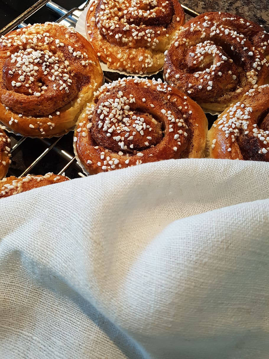 cinnamon rolls, white sugar crystals, wire rack, SD Phone Wallpaper