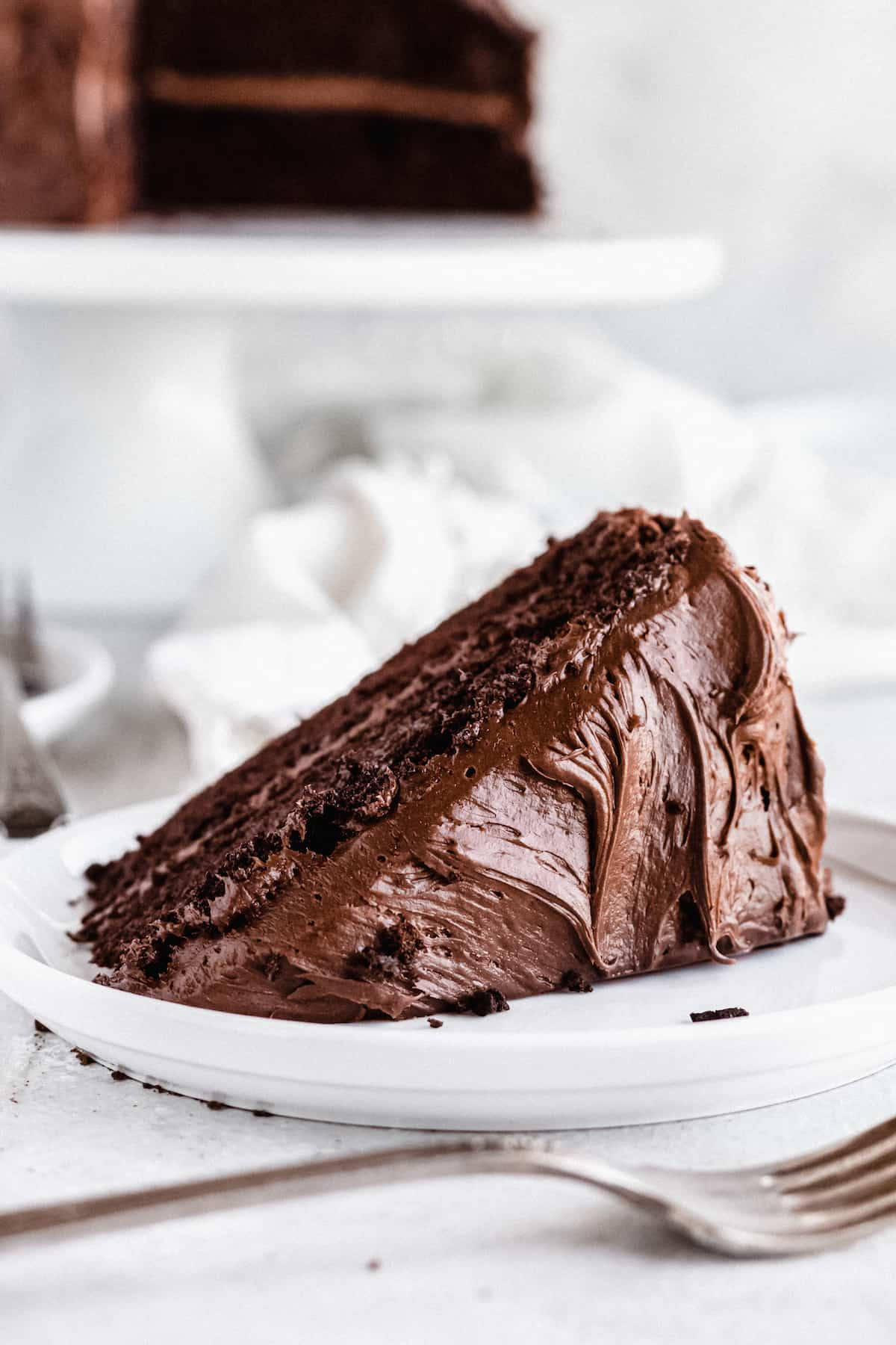 elegant design chocolate cake, glossy frosting, white plate, HD Phone Wallpaper