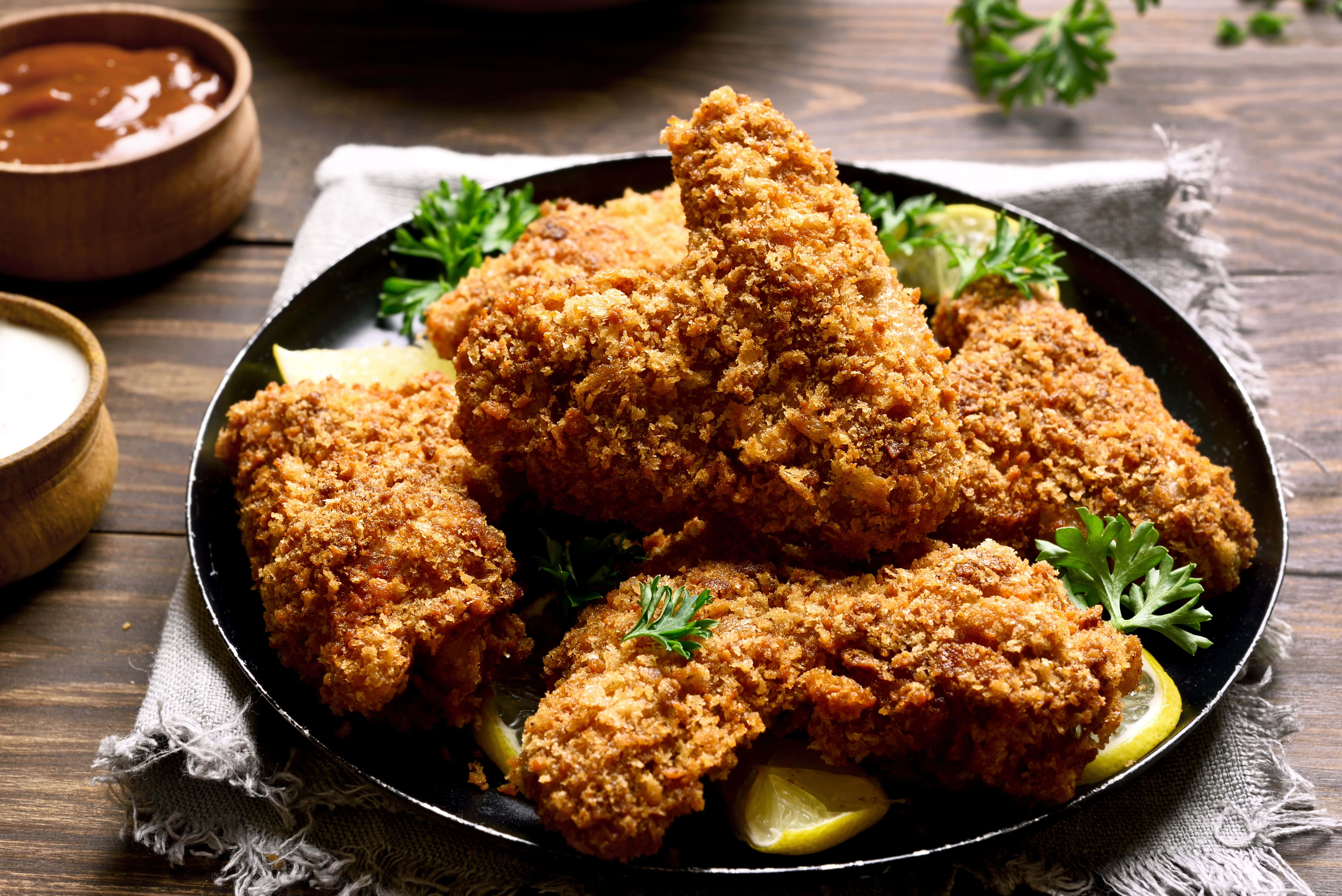 crusty fried chicken wings, golden fried chicken wings, black plate, 5K Desktop Wallpaper