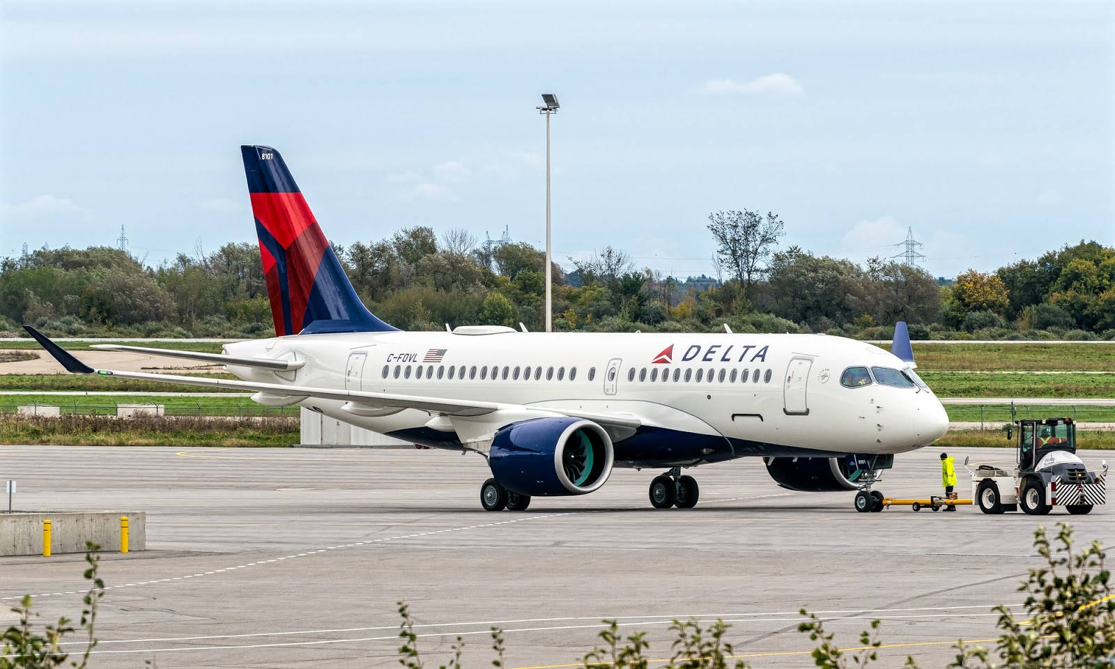 Delta Airlines, red blue tail, airport tarmac, HD Desktop Wallpaper