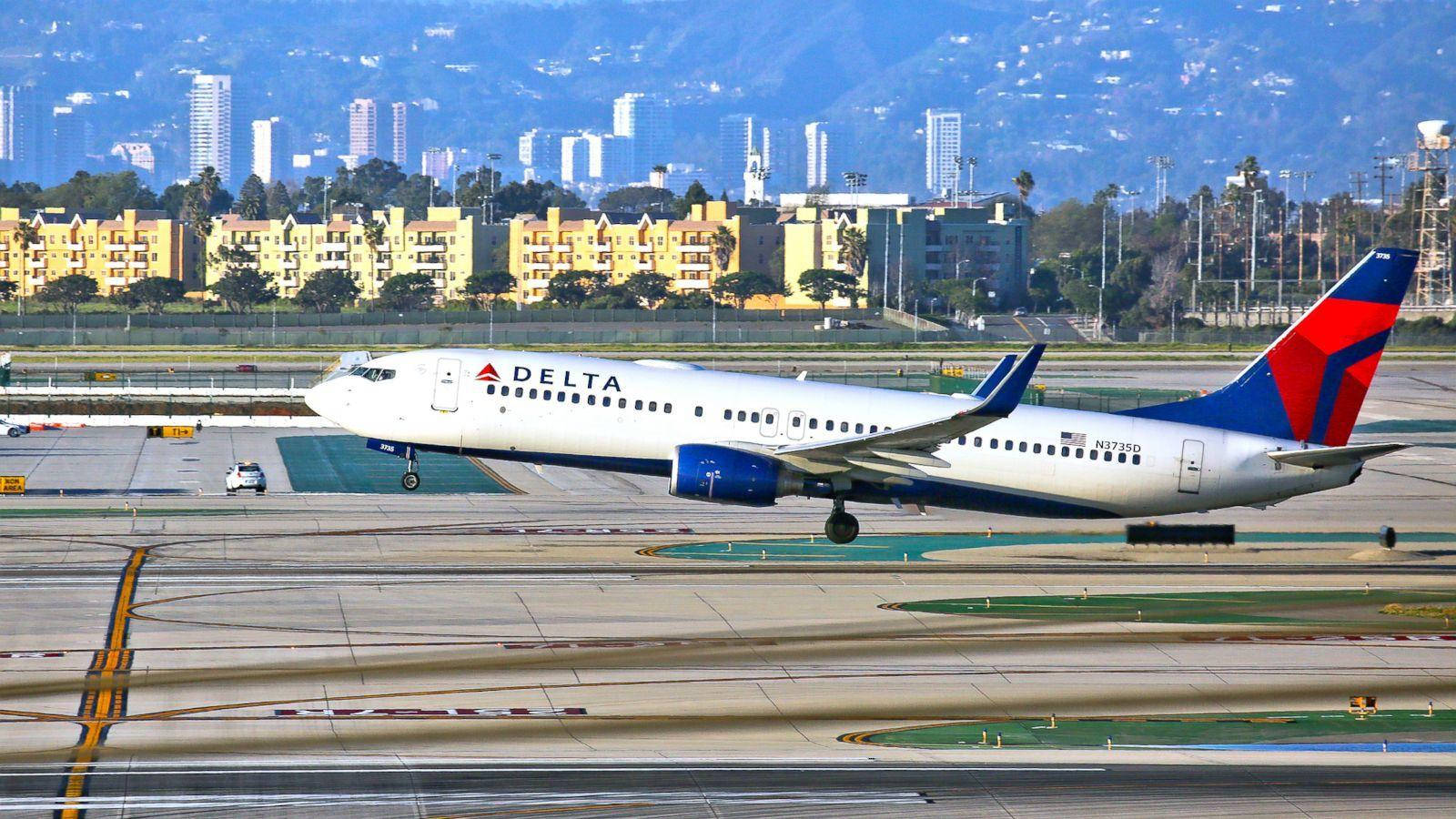 Delta Airlines, airplane, airport runway, HD Desktop Wallpaper