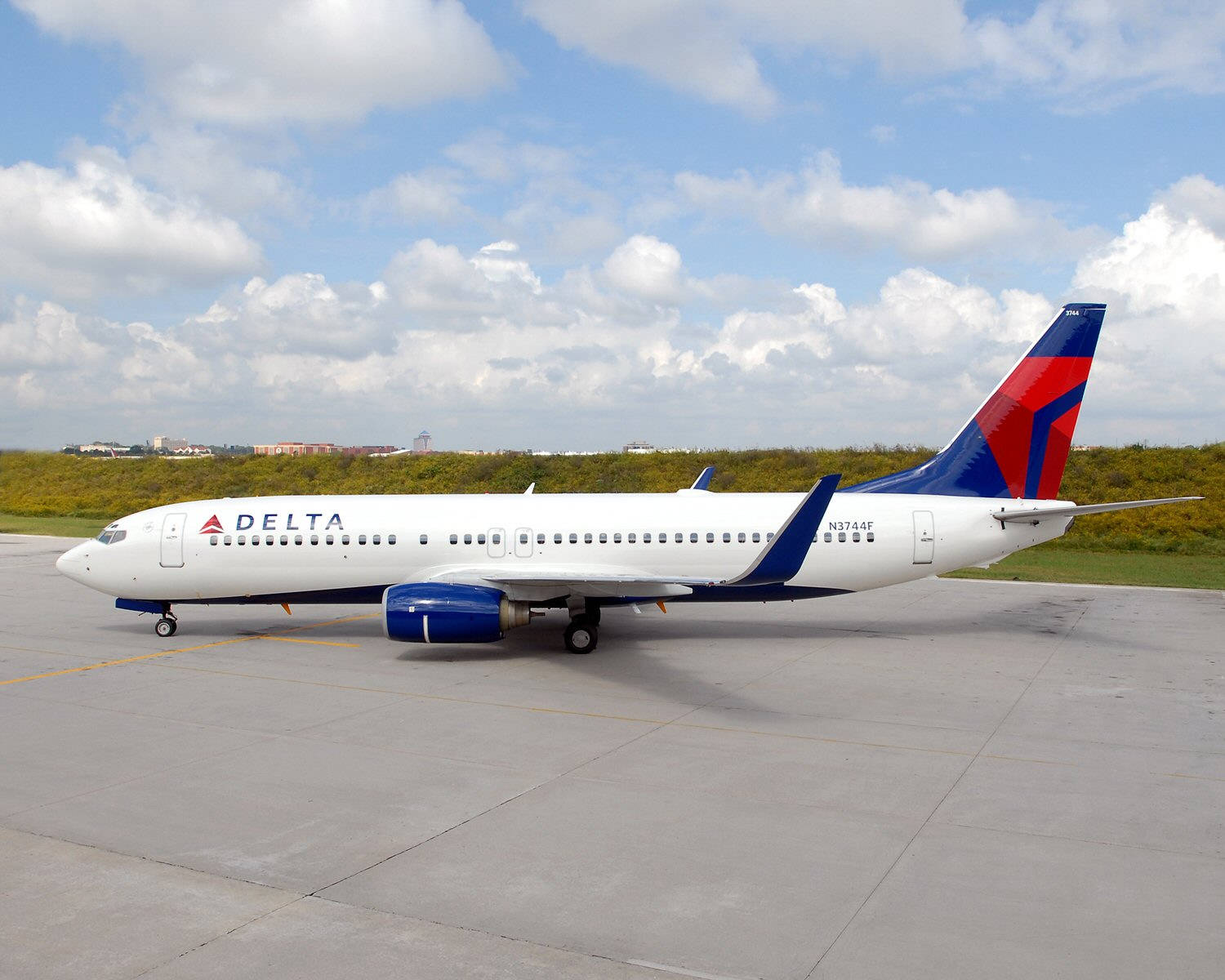 Delta Airlines, white plane, blue and red tail, HD Desktop Wallpaper