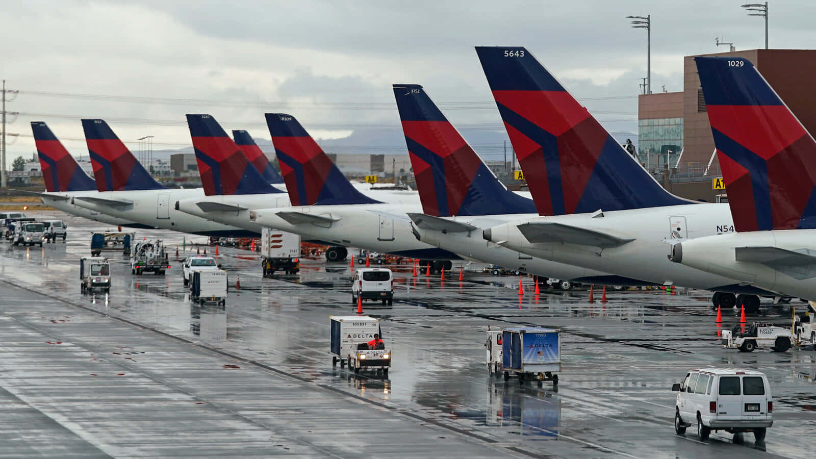 Delta Airlines, airplanes, wet tarmac, HD Desktop Wallpaper