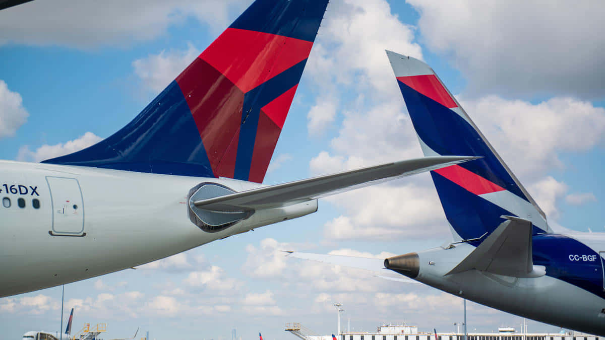 Delta Airlines, planes, bright blue sky, SD Desktop Wallpaper